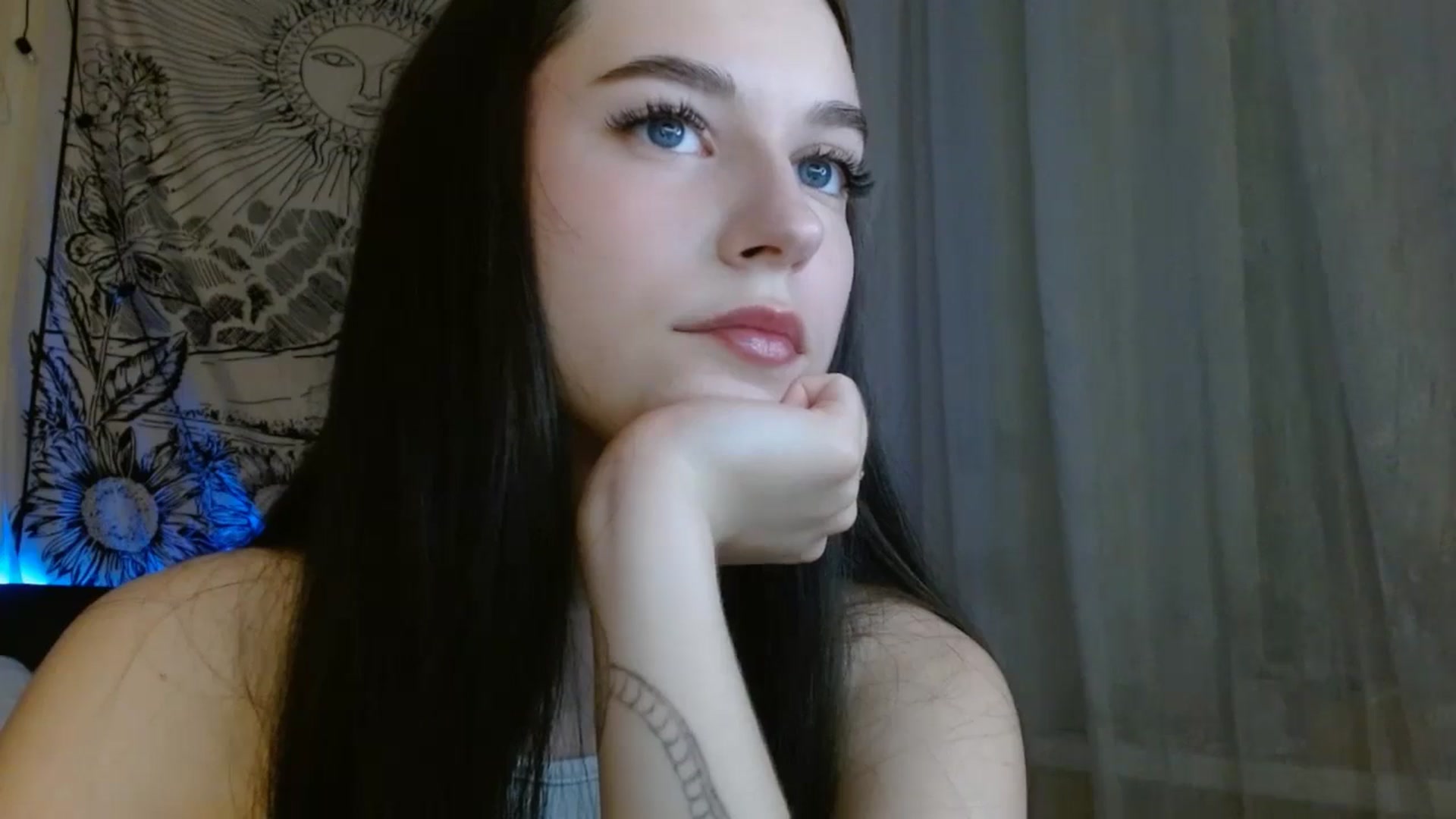 Gallery image thumbnail from ElsieF_'s myfreecams stream on, 04/27/2024, 17:11 image 9 of 20