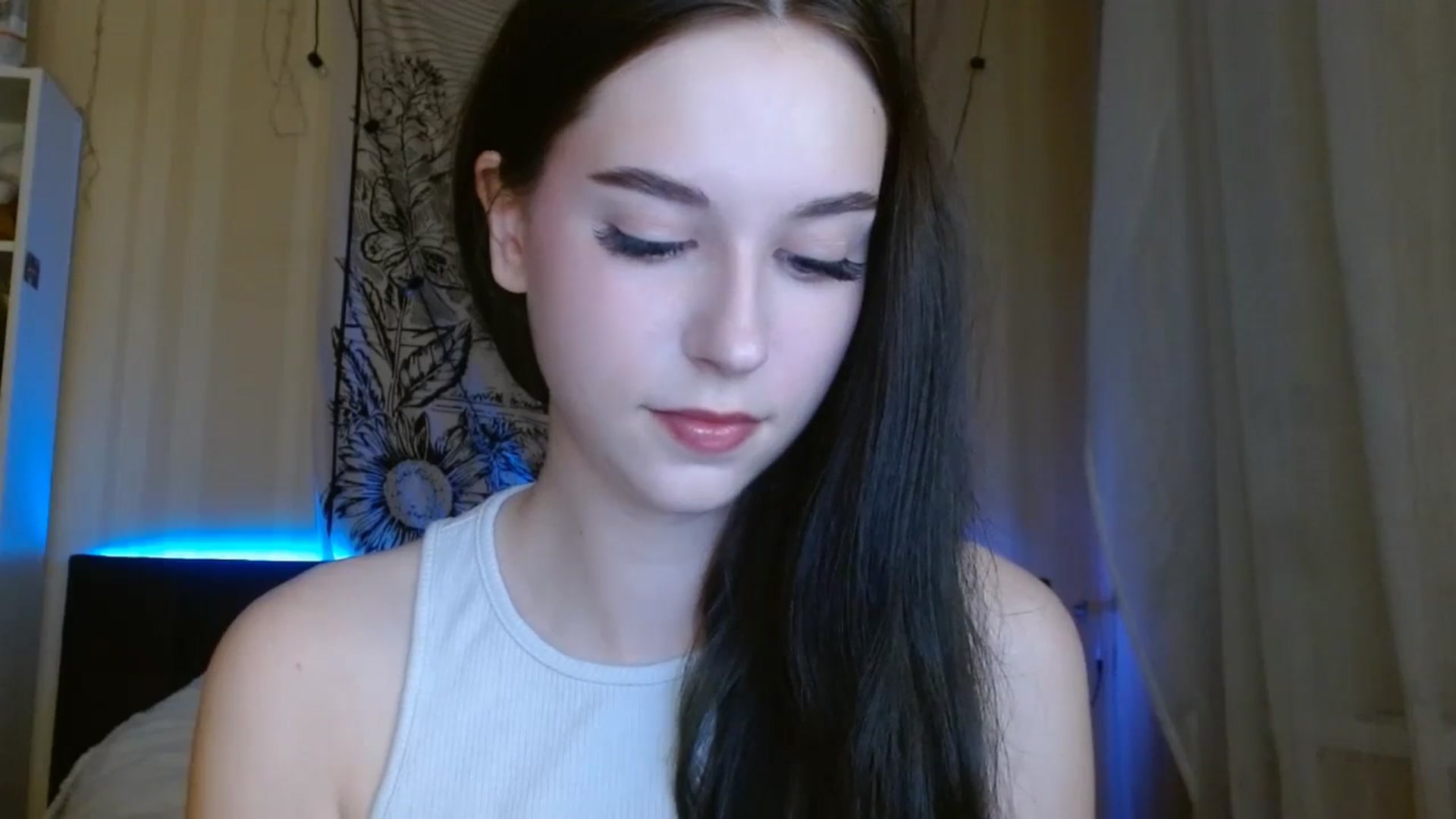 Gallery image thumbnail from ElsieF_'s myfreecams stream on, 04/27/2024, 17:46 image 3 of 20