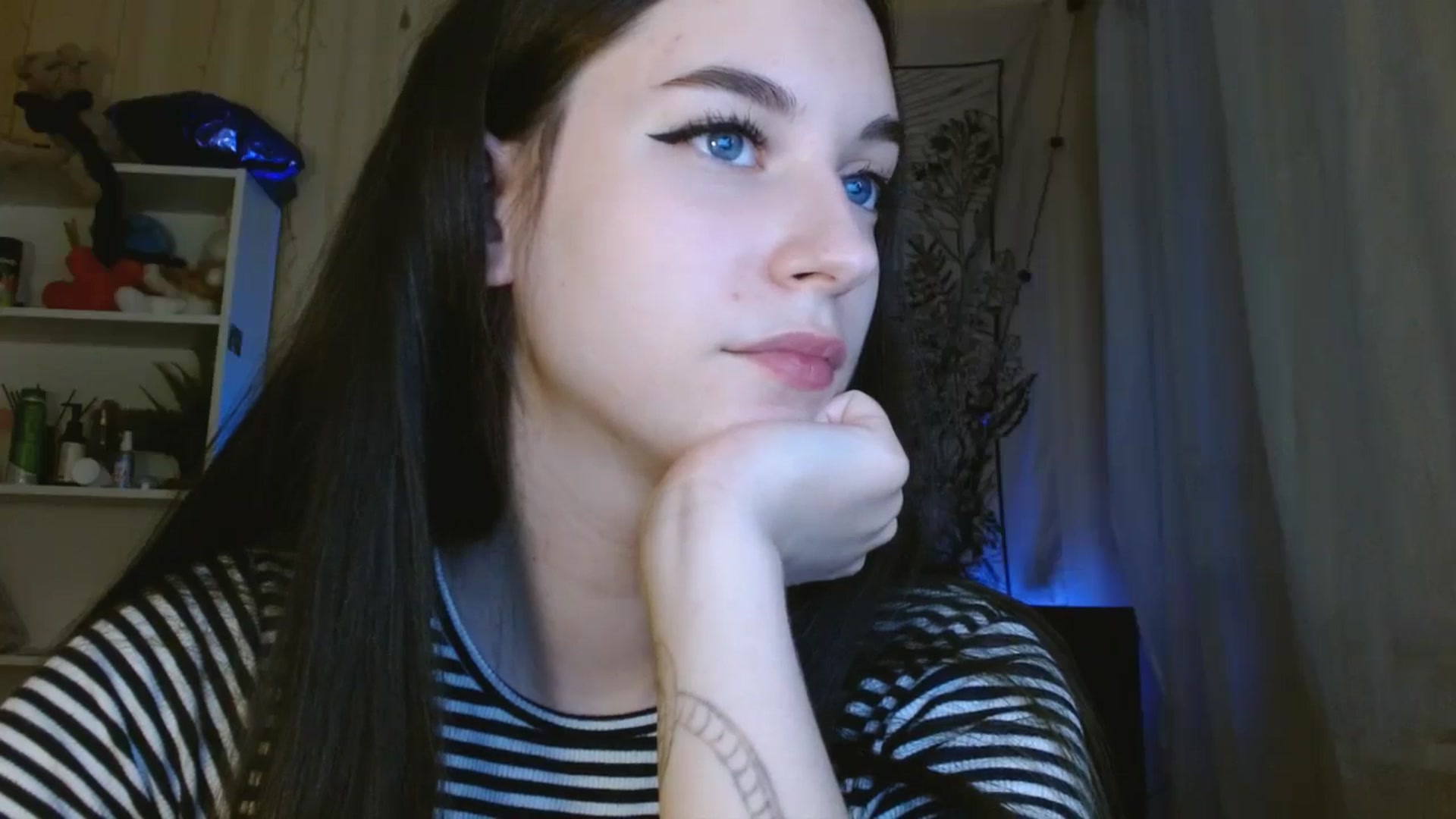 Gallery image thumbnail from ElsieF_'s myfreecams stream on, 05/12/2024, 19:16 image 3 of 20