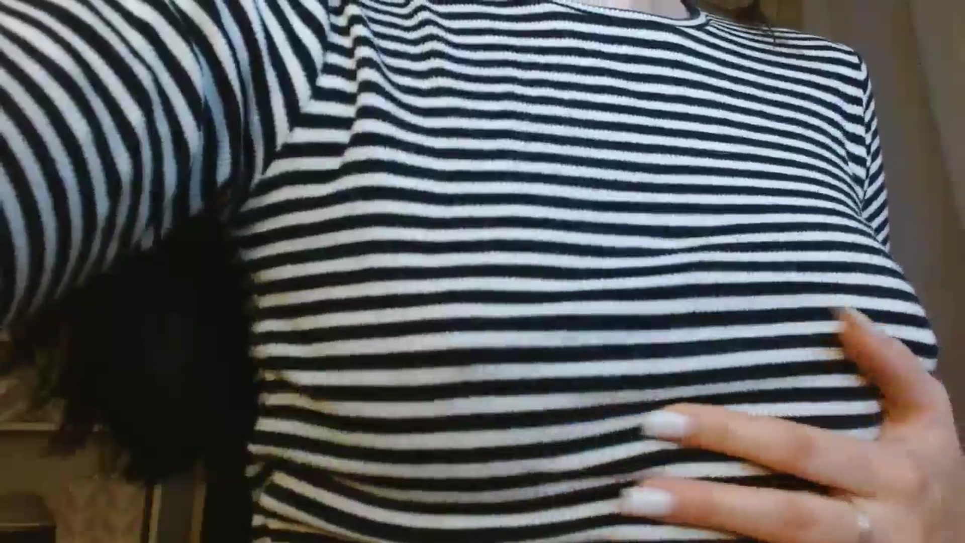 Gallery image thumbnail from ElsieF_'s myfreecams stream on, 05/12/2024, 19:16 image 16 of 20