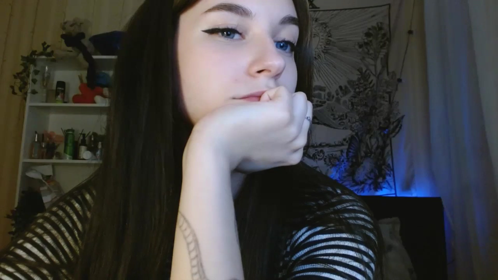 Gallery image thumbnail from ElsieF_'s myfreecams stream on, 05/12/2024, 19:16 image 15 of 20