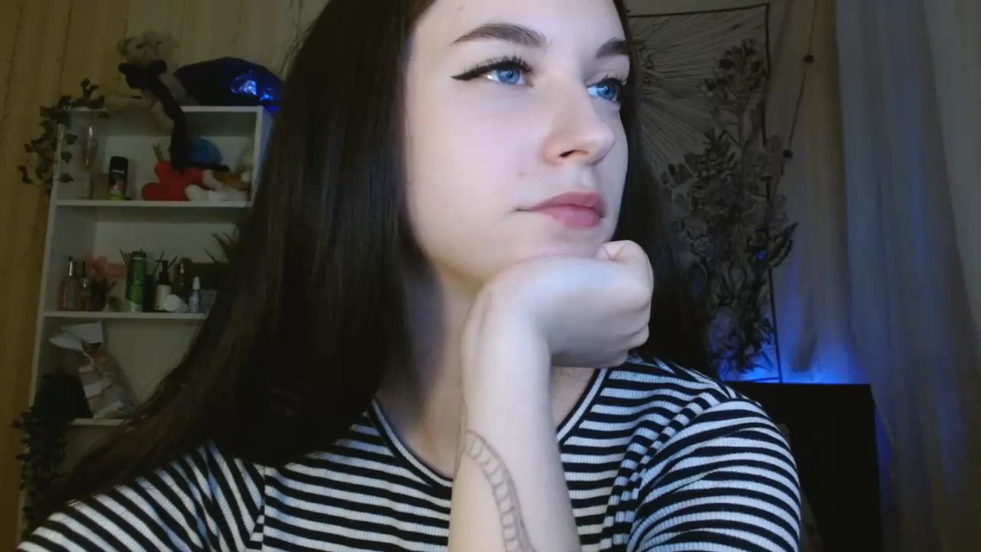 Gallery image thumbnail from ElsieF_'s myfreecams stream on, 05/12/2024, 19:16 image 10 of 20