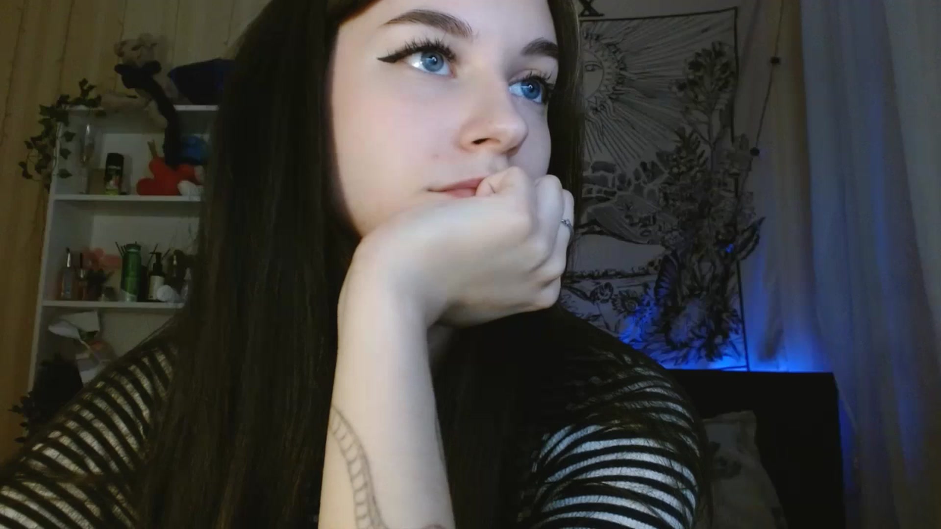 Gallery image thumbnail from ElsieF_'s myfreecams stream on, 05/12/2024, 19:16 image 14 of 20