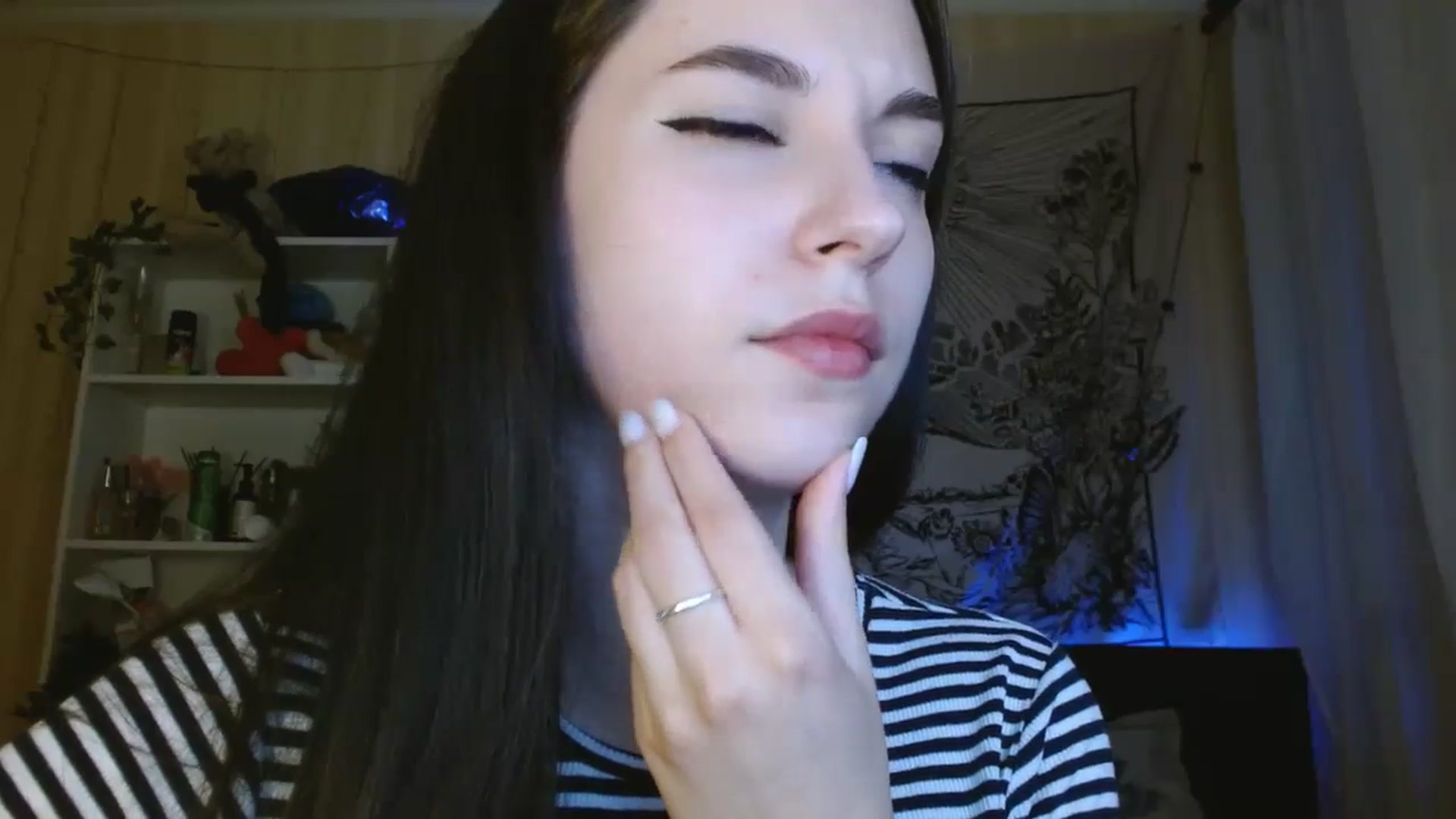 Gallery image thumbnail from ElsieF_'s myfreecams stream on, 05/12/2024, 20:02 image 19 of 20