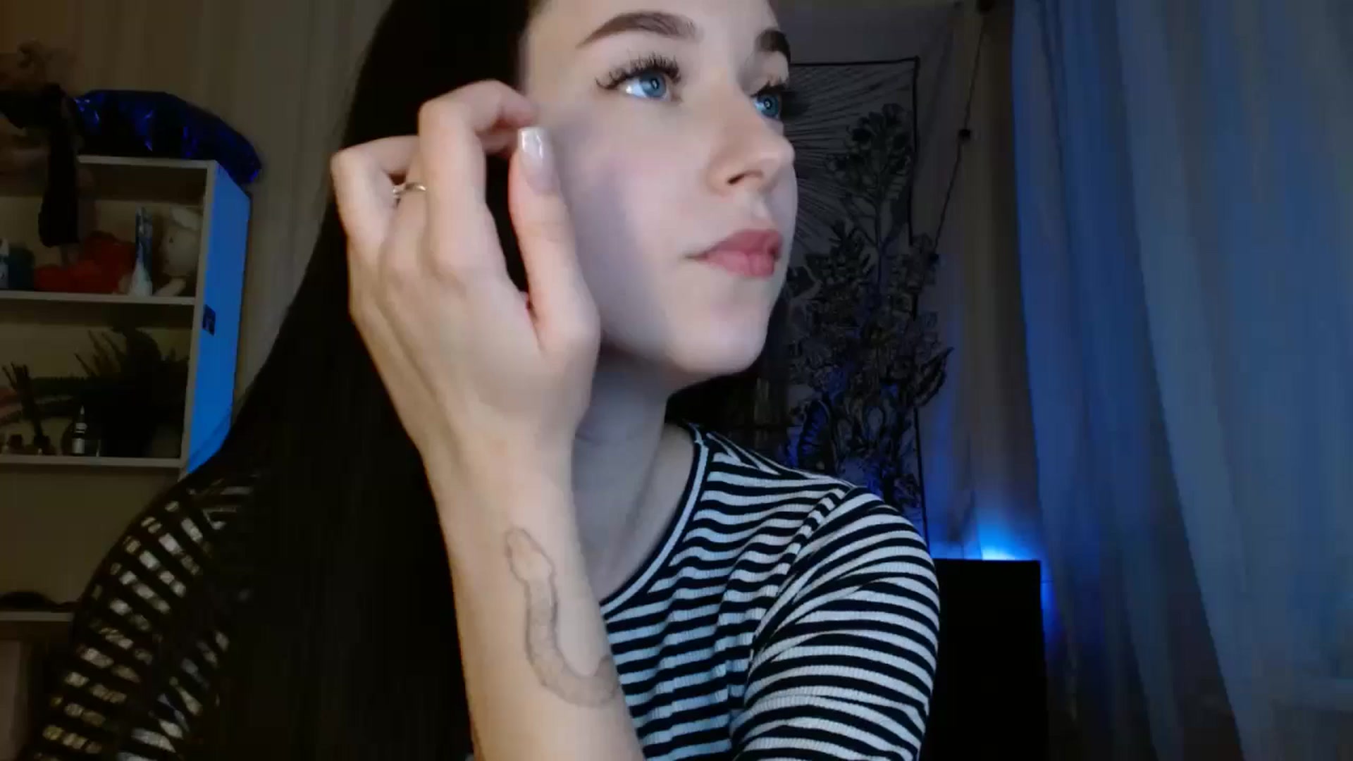 Gallery image thumbnail from ElsieF_'s myfreecams stream on, 05/25/2024, 17:05 image 10 of 20