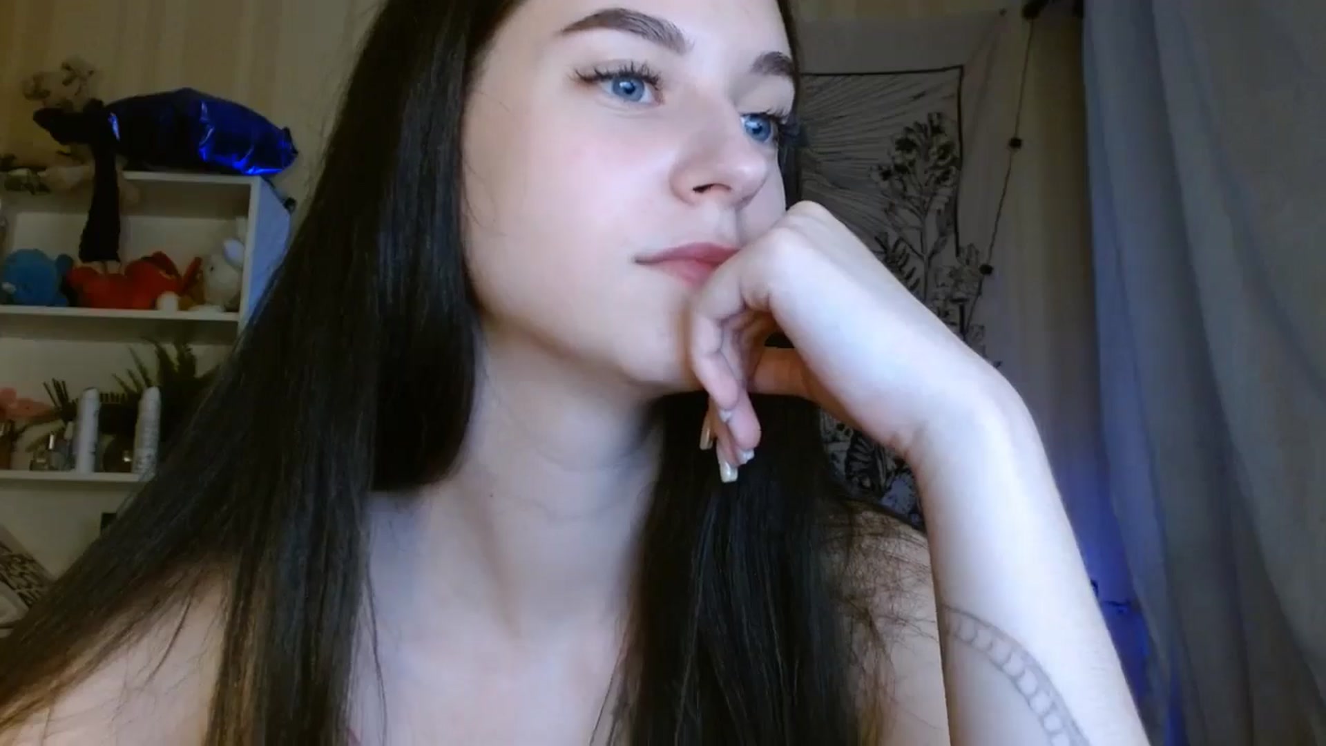Gallery image thumbnail from ElsieF_'s myfreecams stream on, 06/09/2024, 18:18 image 8 of 20