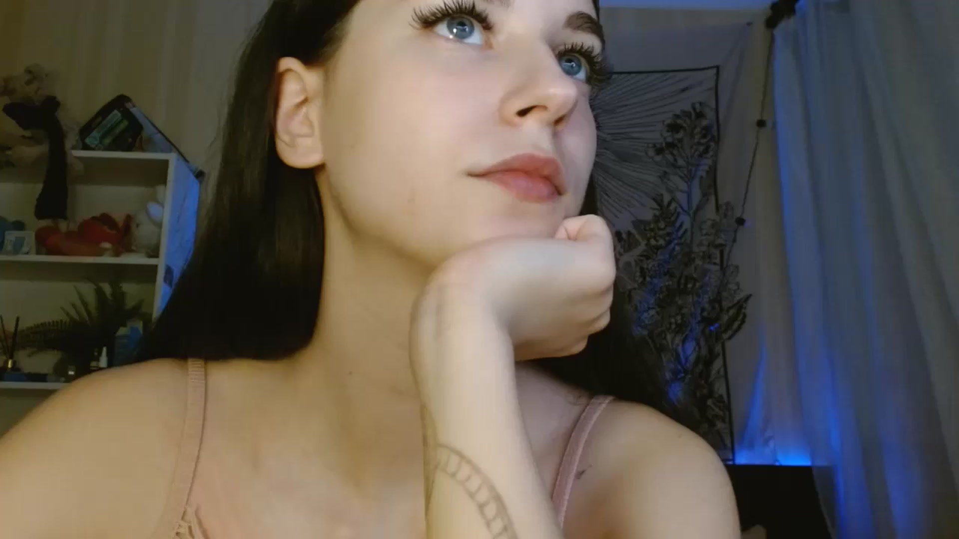 Gallery image thumbnail from ElsieF_'s myfreecams stream on, 06/15/2024, 20:49 image 12 of 20