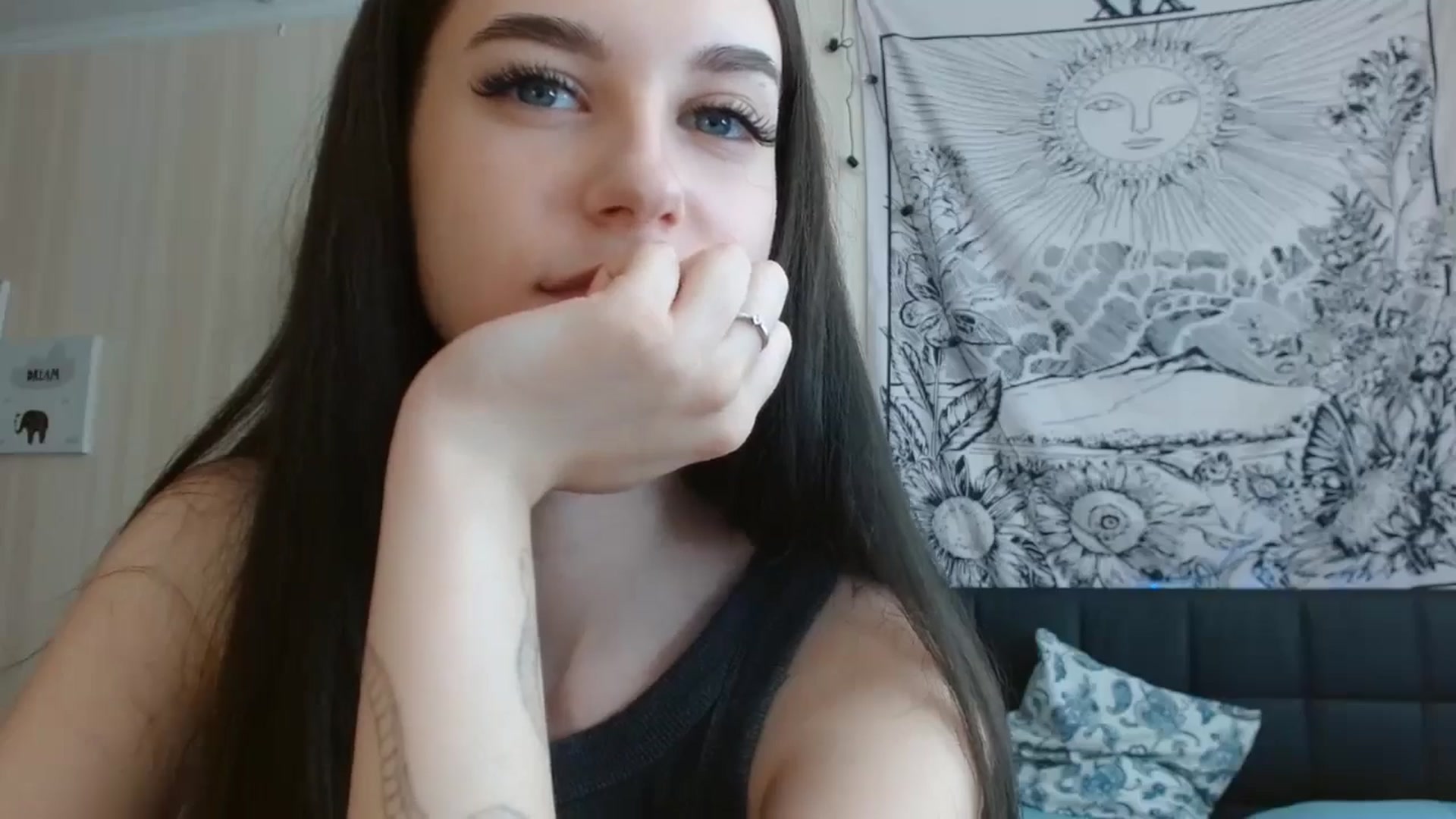 Gallery image thumbnail from ElsieF_'s myfreecams stream on, 07/12/2024, 08:14 image 14 of 20