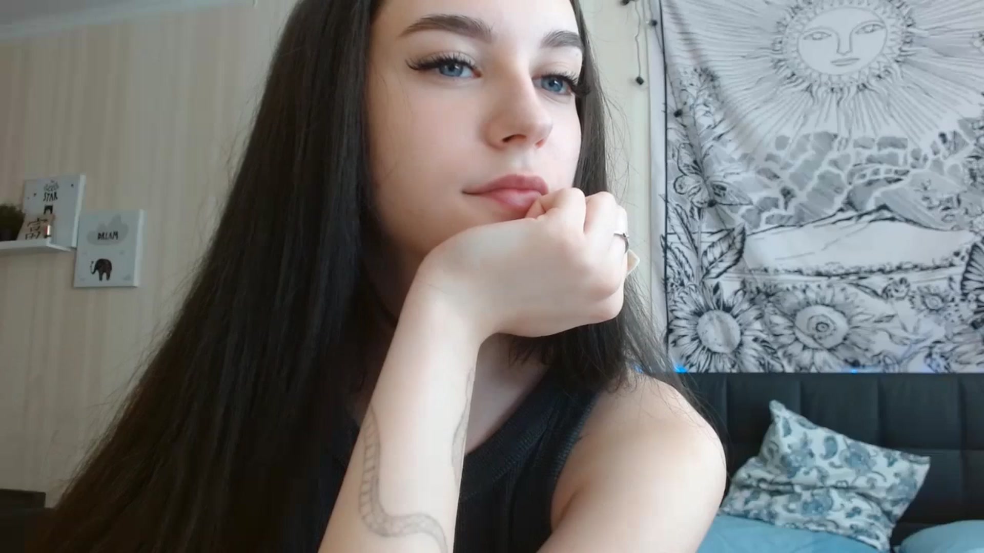 Gallery image thumbnail from ElsieF_'s myfreecams stream on, 07/12/2024, 08:14 image 19 of 20