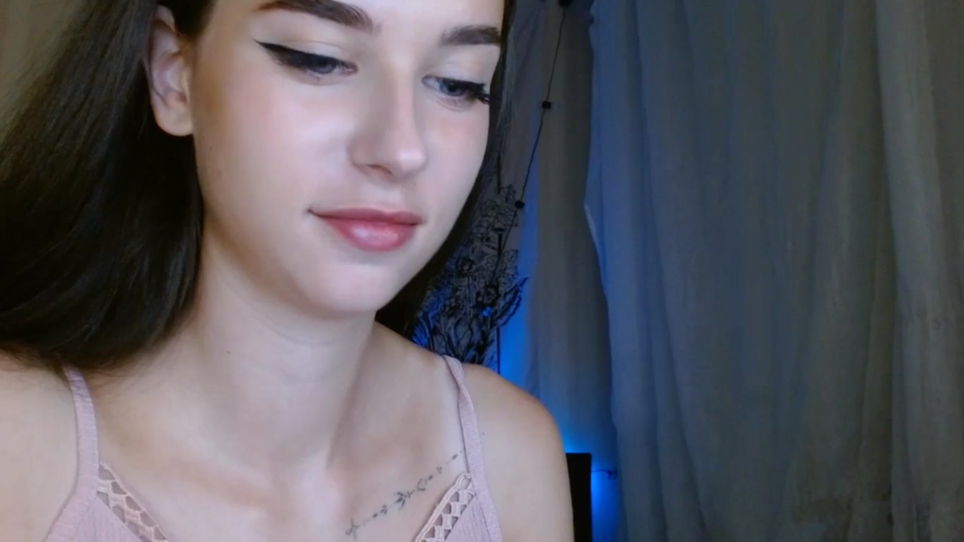 Gallery image thumbnail from ElsieF_'s myfreecams stream on, 08/04/2024, 21:20 image 12 of 20