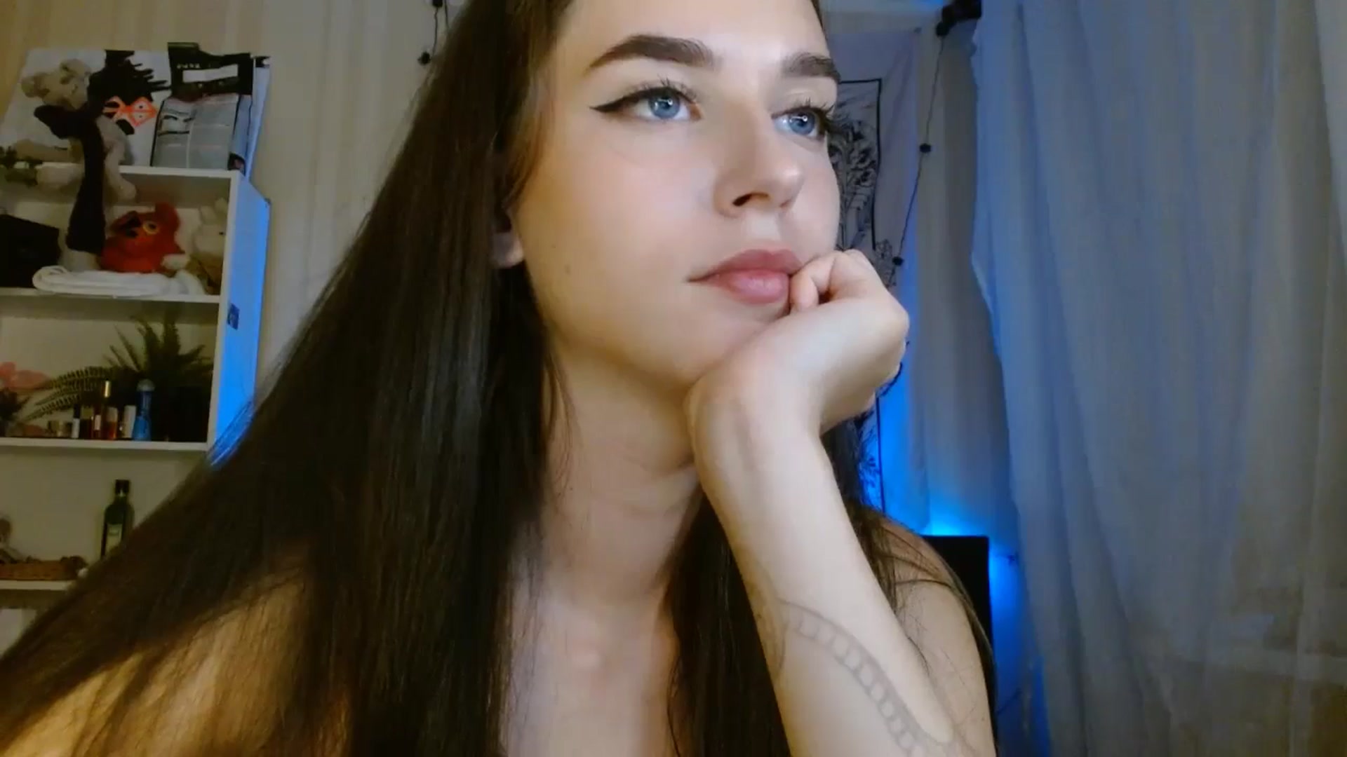 Gallery image thumbnail from ElsieF_'s myfreecams stream on, 08/04/2024, 21:41 image 11 of 20