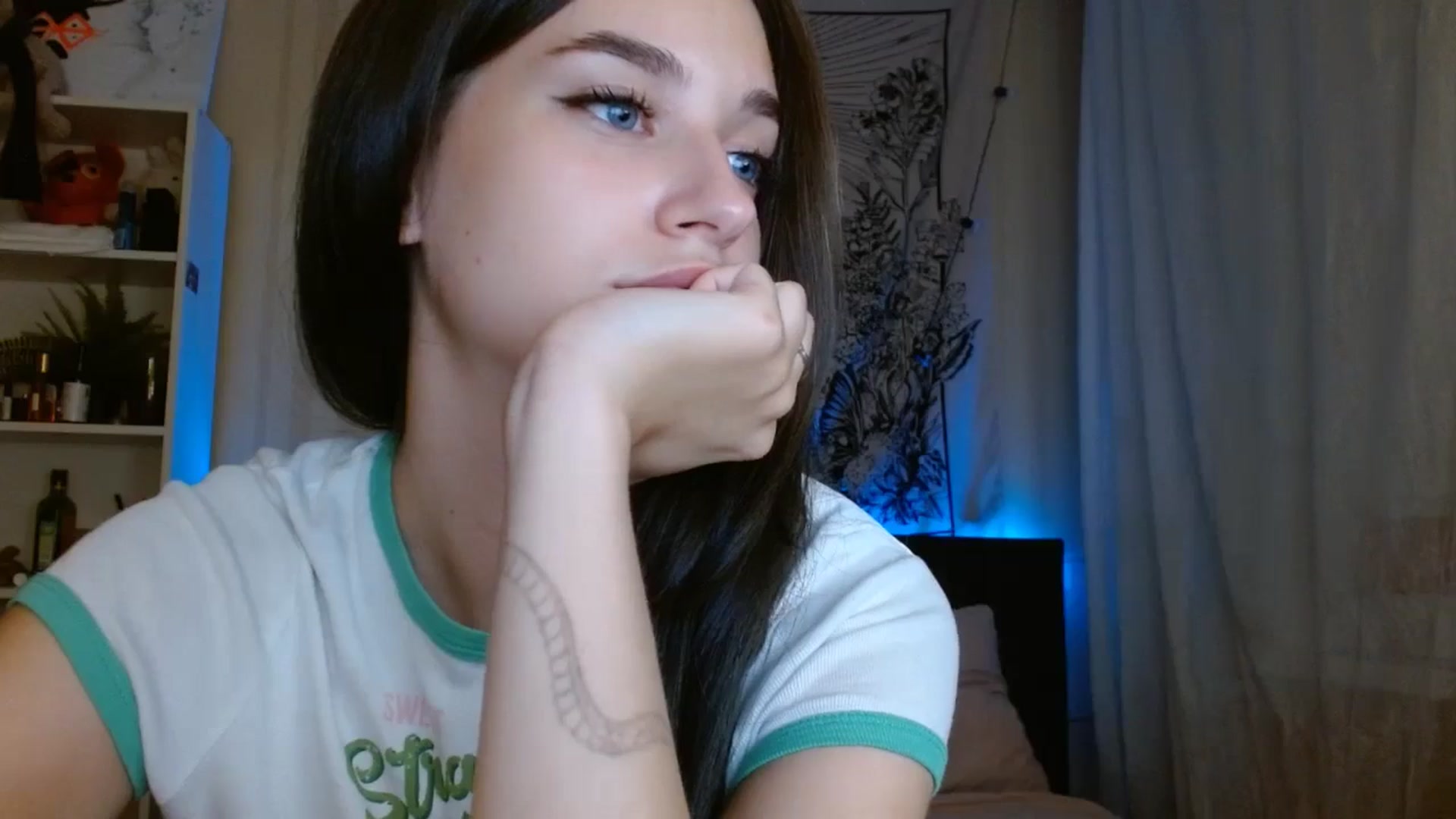 Gallery image thumbnail from ElsieF_'s myfreecams stream on, 08/08/2024, 20:08 image 17 of 20
