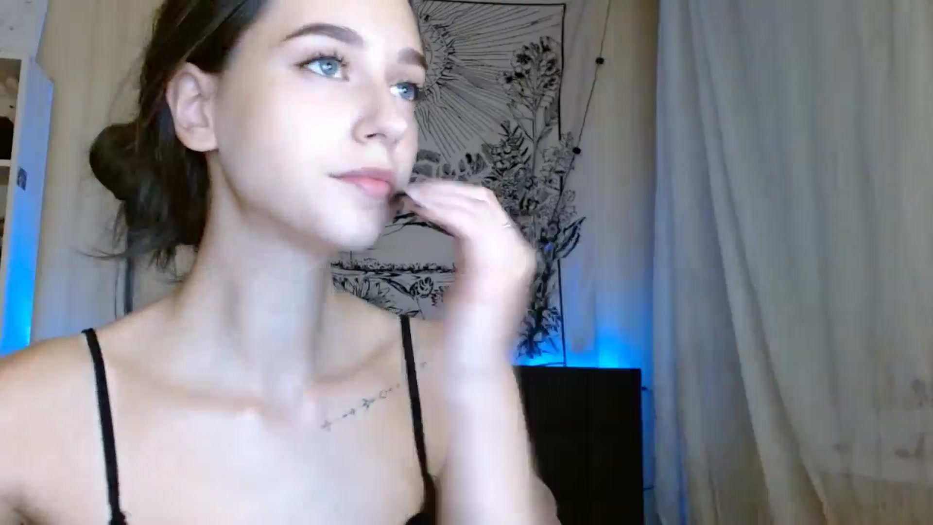 Gallery image thumbnail from ElsieF_'s myfreecams stream on, 08/11/2024, 17:17 image 6 of 20