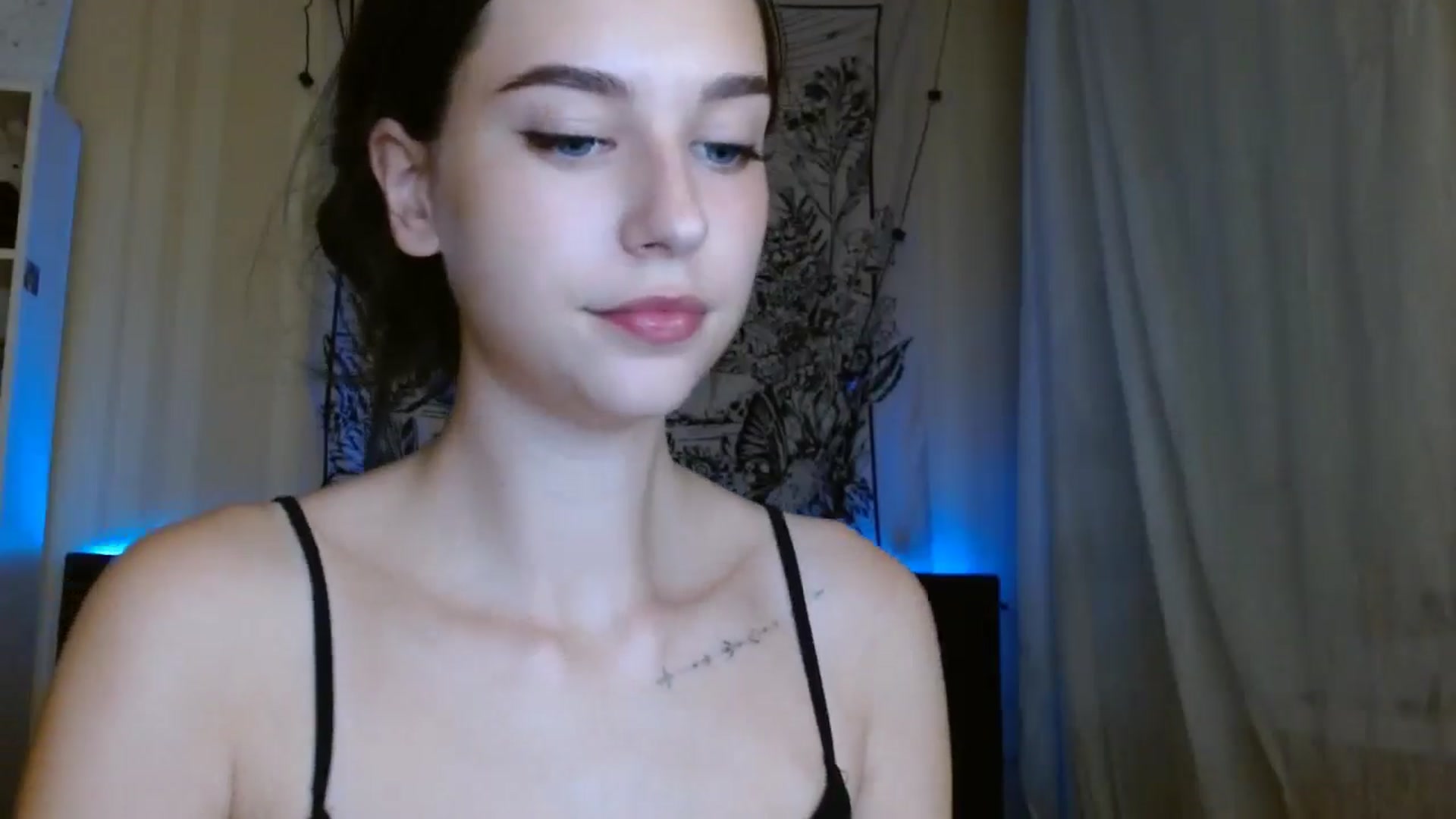 Gallery image thumbnail from ElsieF_'s myfreecams stream on, 08/11/2024, 17:17 image 7 of 20