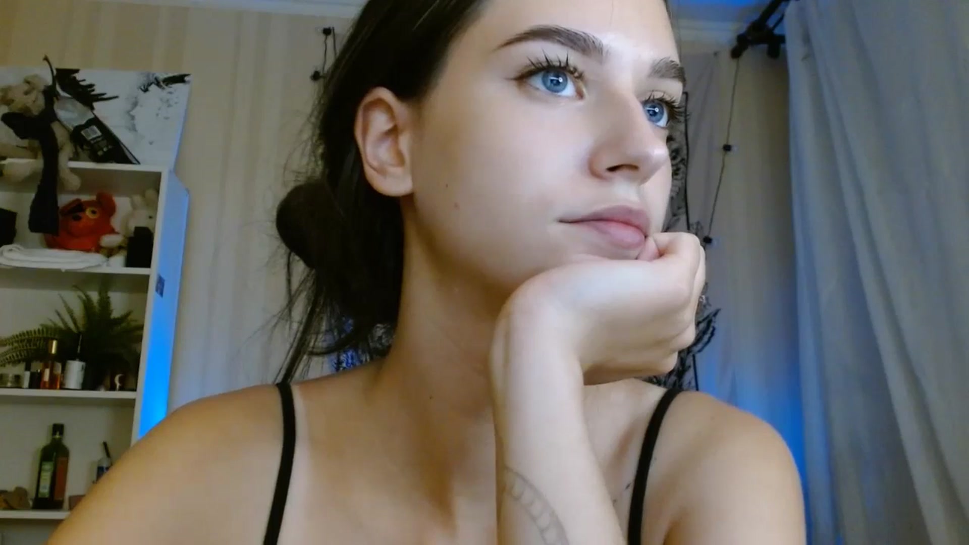 Gallery image thumbnail from ElsieF_'s myfreecams stream on, 08/11/2024, 18:14 image 15 of 20