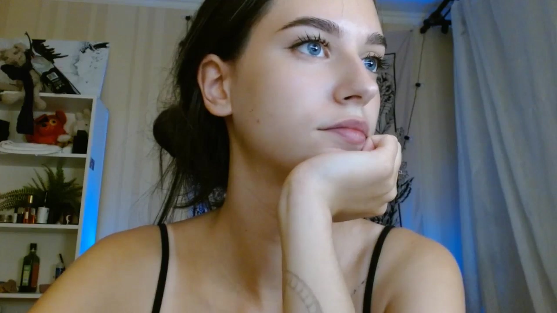 Gallery image thumbnail from ElsieF_'s myfreecams stream on, 08/11/2024, 18:14 image 16 of 20