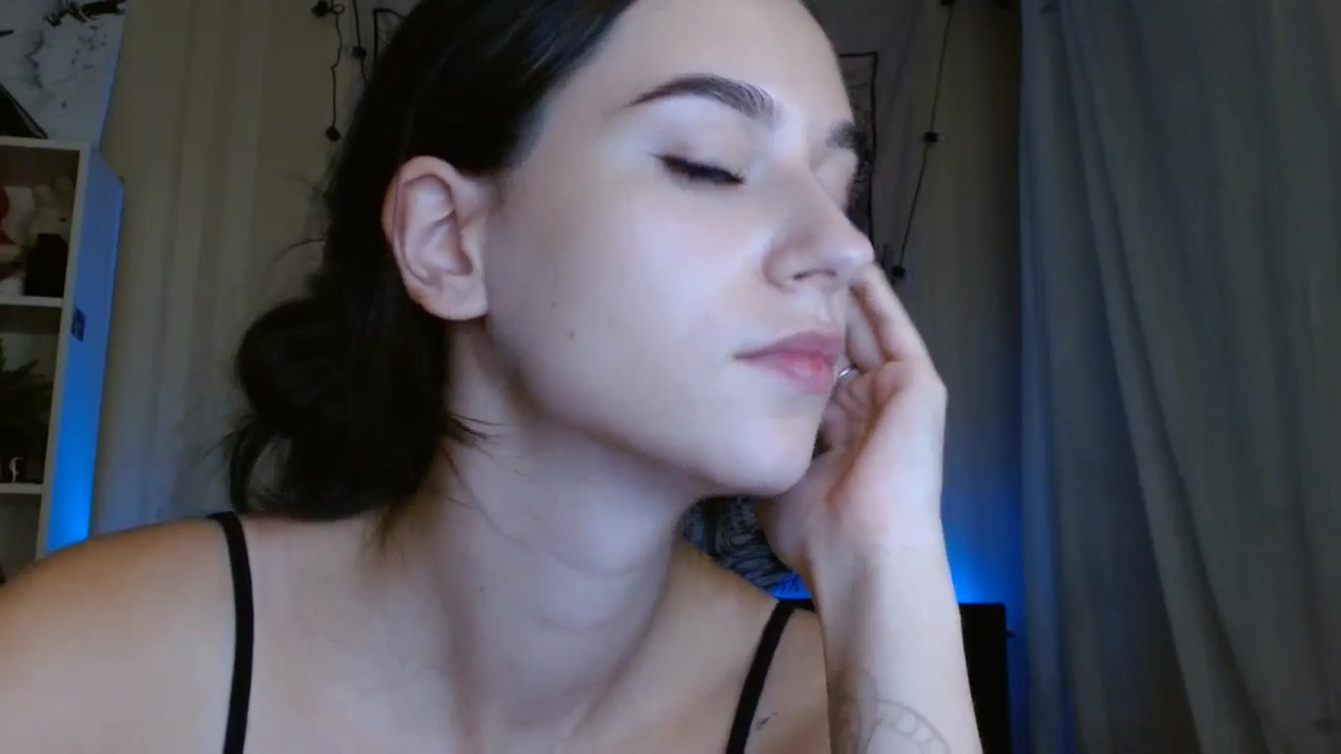 Gallery image thumbnail from ElsieF_'s myfreecams stream on, 08/11/2024, 18:51 image 8 of 20