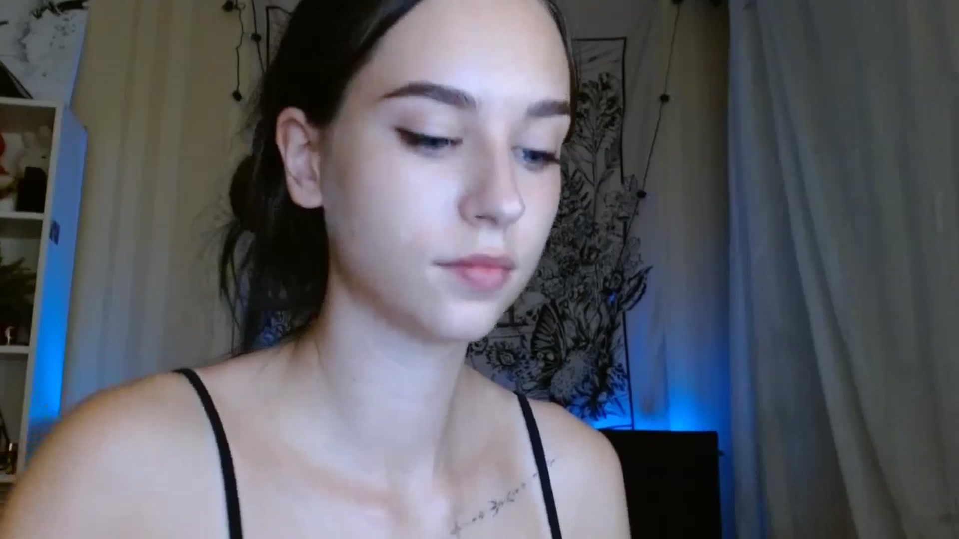 Gallery image thumbnail from ElsieF_'s myfreecams stream on, 08/11/2024, 18:51 image 6 of 20
