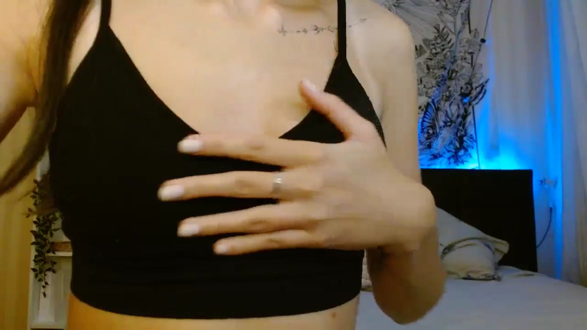 Gallery image thumbnail from ElsieF_'s myfreecams stream on, 09/29/2024, 19:08 image 17 of 20