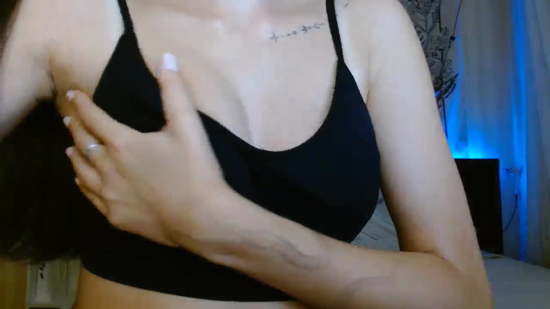 Gallery image thumbnail from ElsieF_'s myfreecams stream on, 09/29/2024, 19:08 image 16 of 20