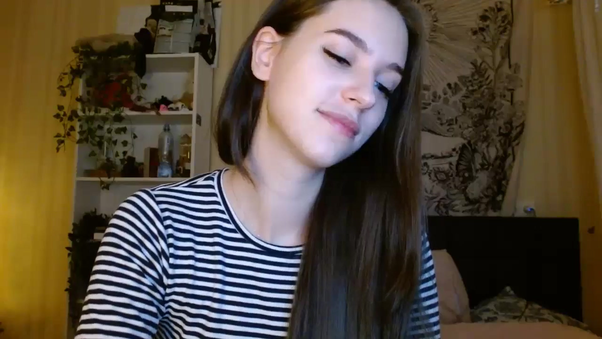 Gallery image thumbnail from ElsieF_'s myfreecams stream on, 12/29/2024, 20:52 image 17 of 20