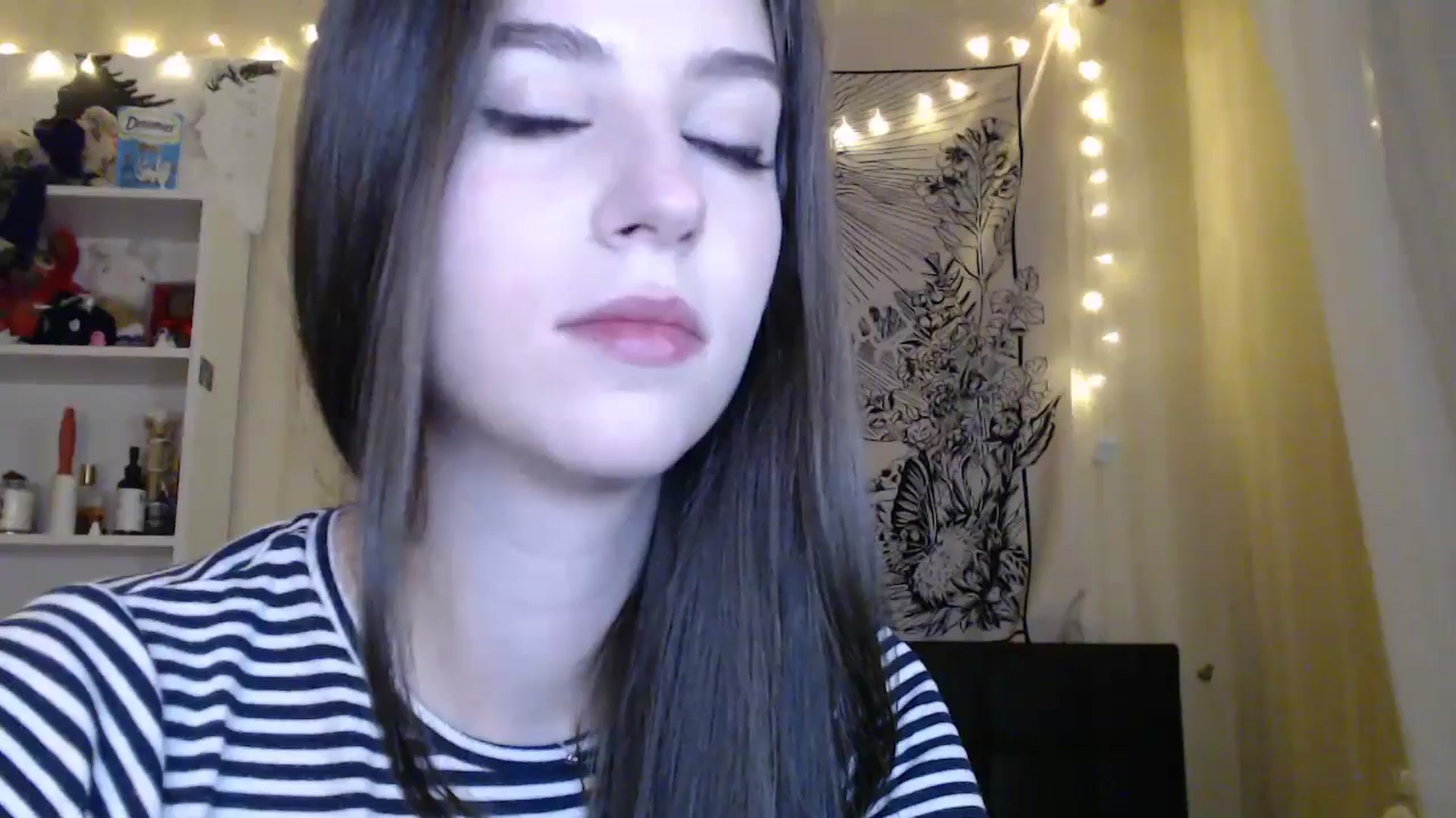Gallery image thumbnail from ElsieF_'s myfreecams stream on, 02/19/2025, 19:31 image 19 of 20