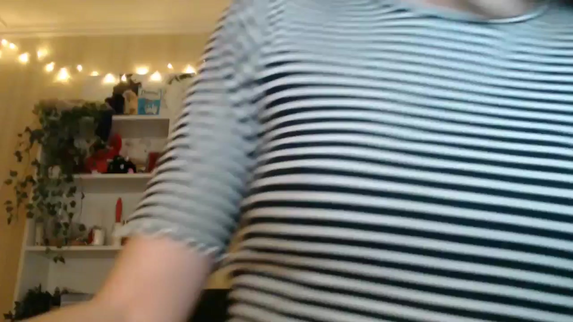 Gallery image thumbnail from ElsieF_'s myfreecams stream on, 02/19/2025, 19:31 image 10 of 20