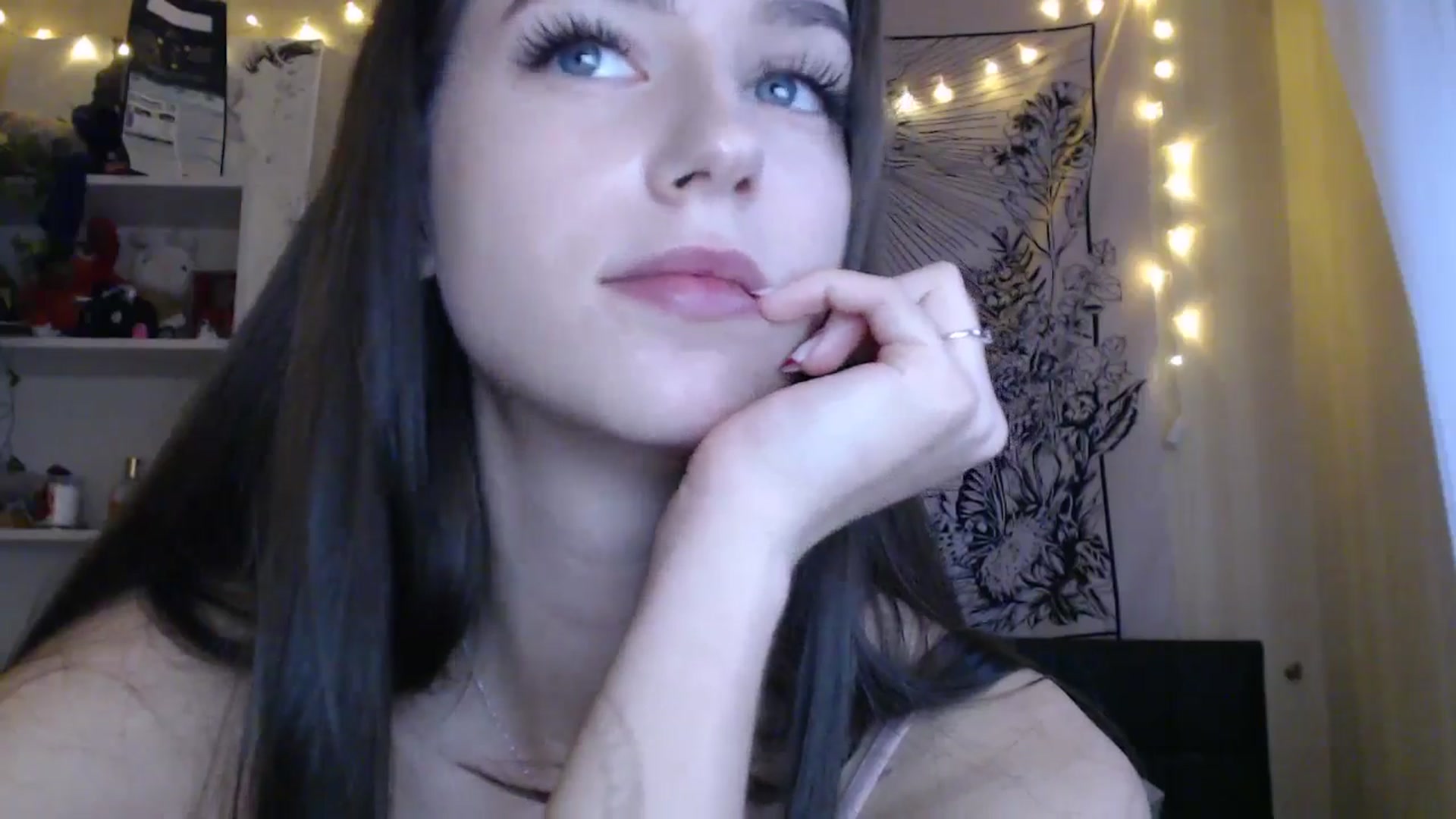 Gallery image thumbnail from ElsieF_'s myfreecams stream on, 03/16/2025, 14:08 image 8 of 20