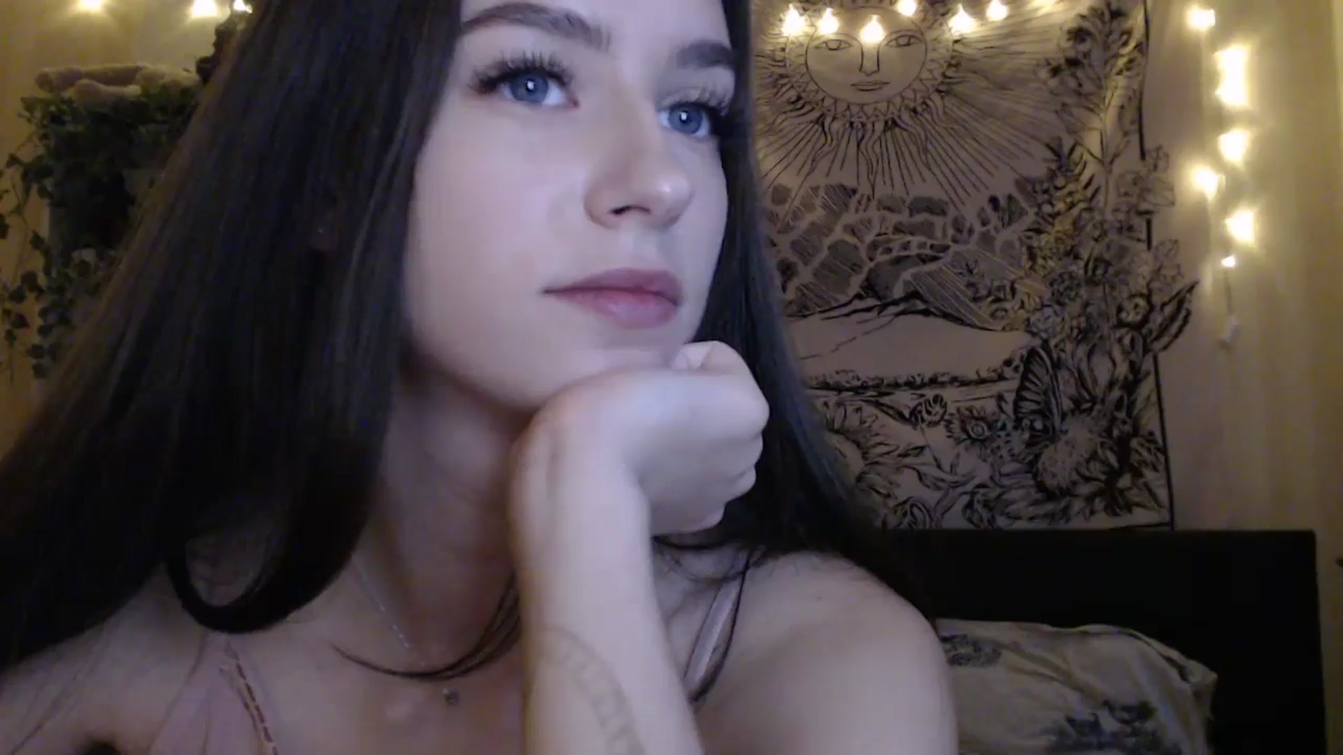 Gallery image thumbnail from ElsieF_'s myfreecams stream on, 03/16/2025, 14:37 image 16 of 20