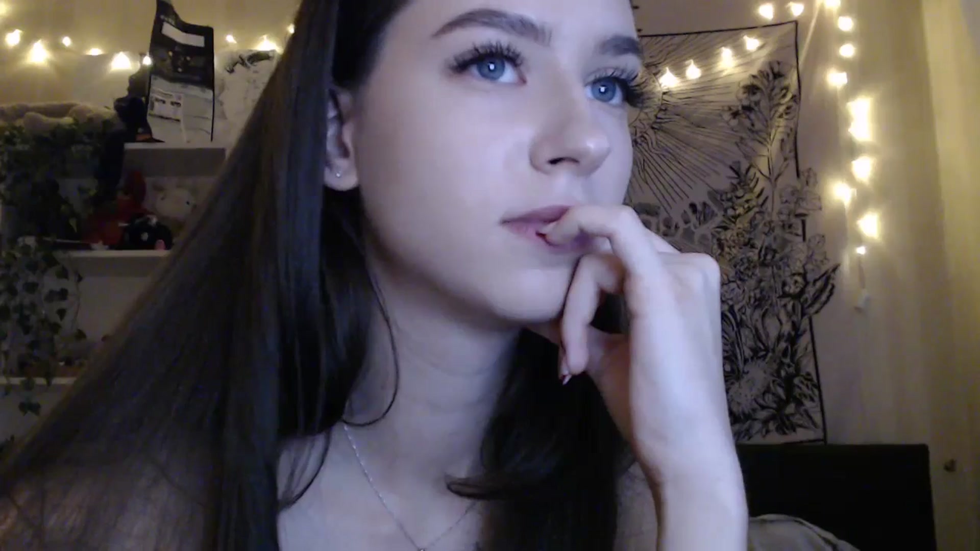 Gallery image thumbnail from ElsieF_'s myfreecams stream on, 03/16/2025, 14:37 image 12 of 20