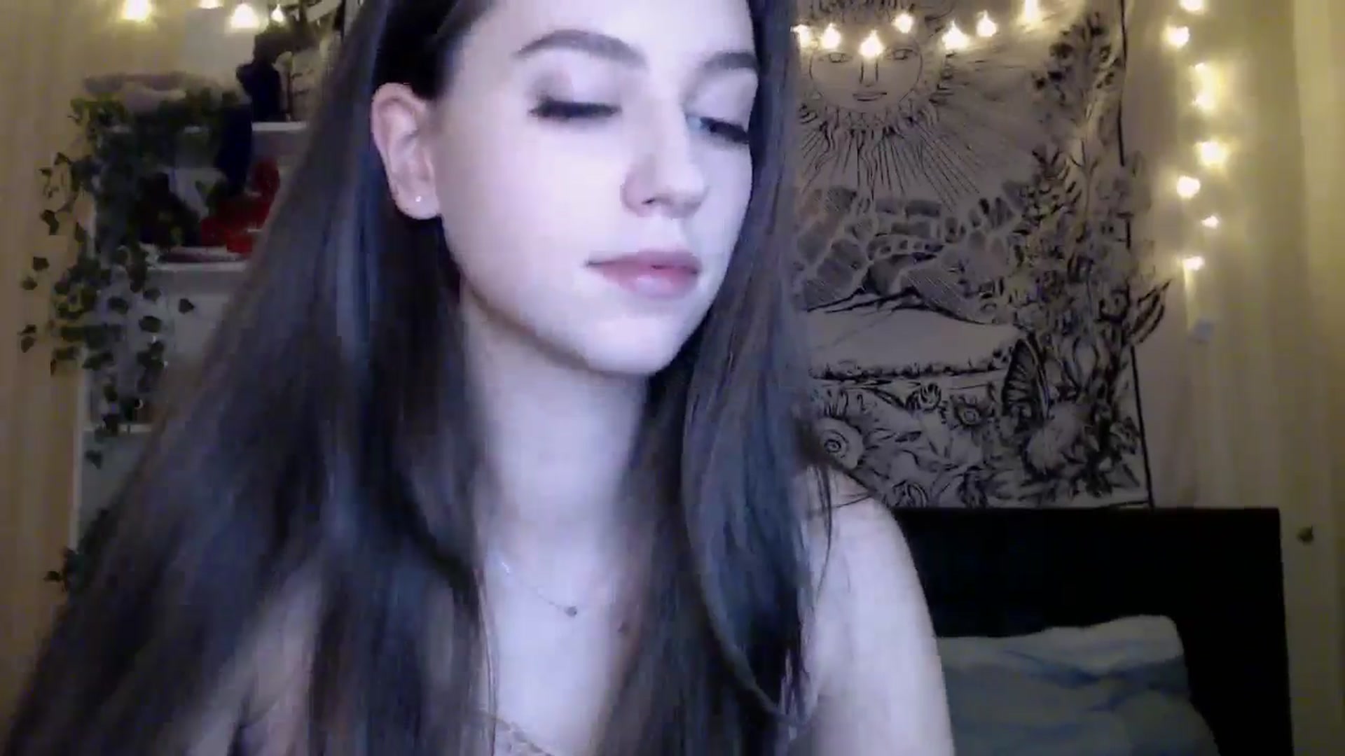 Gallery image thumbnail from ElsieF_'s myfreecams stream on, 03/23/2025, 18:33 image 19 of 20