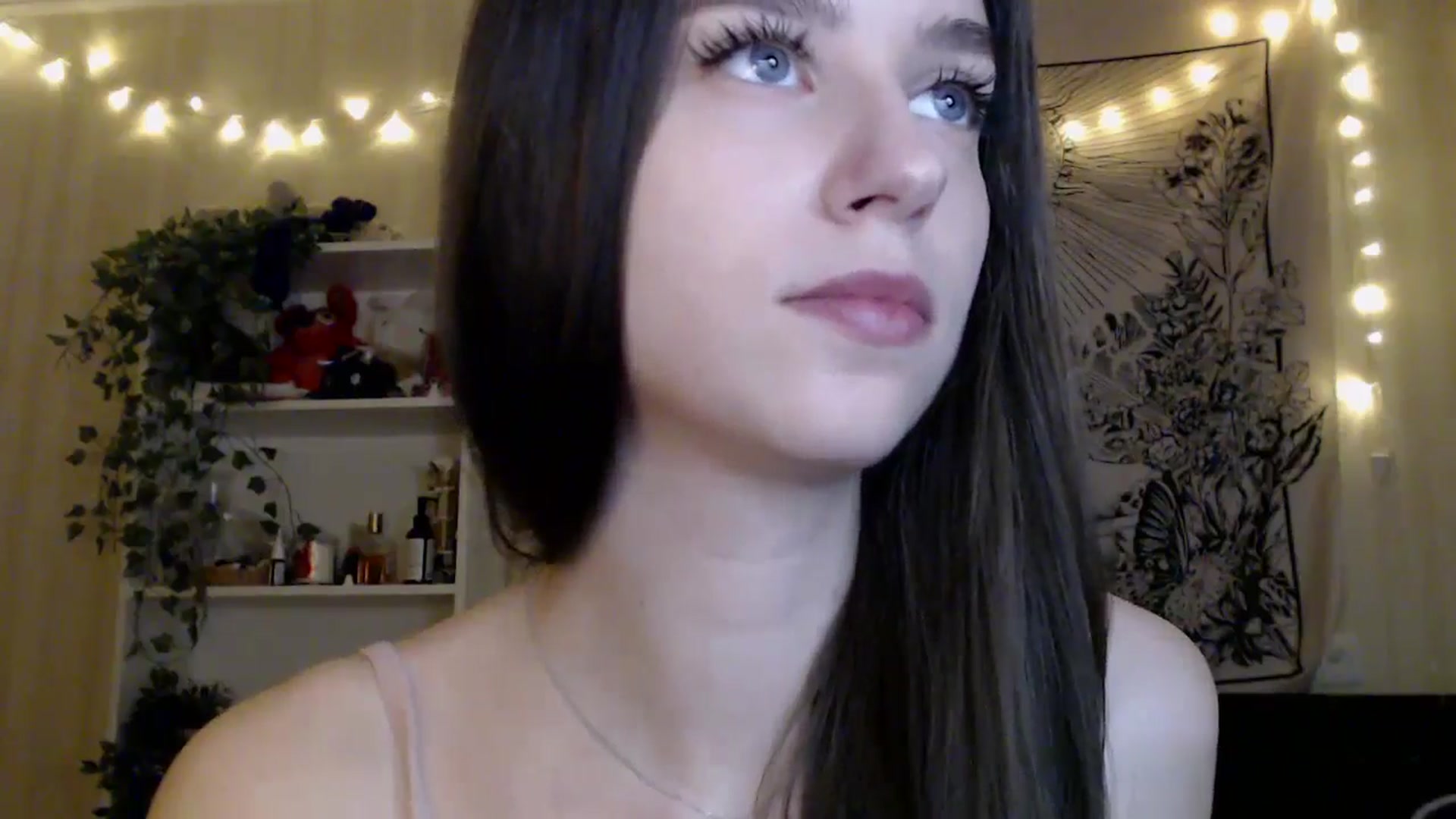 Gallery image thumbnail from ElsieF_'s myfreecams stream on, 04/06/2025, 18:19 image 16 of 20