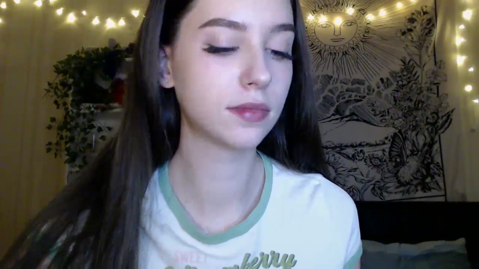 Gallery image thumbnail from ElsieF_'s myfreecams stream on, 04/12/2025, 19:01 image 6 of 20