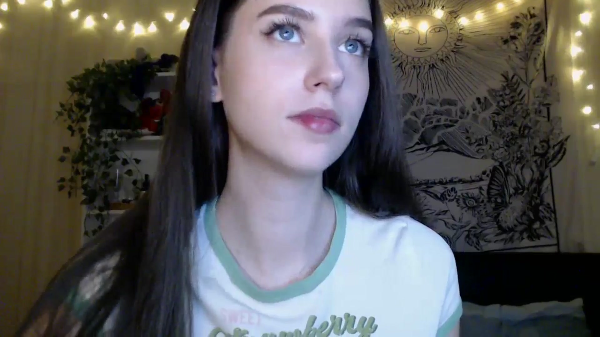 Gallery image thumbnail from ElsieF_'s myfreecams stream on, 04/12/2025, 19:01 image 7 of 20