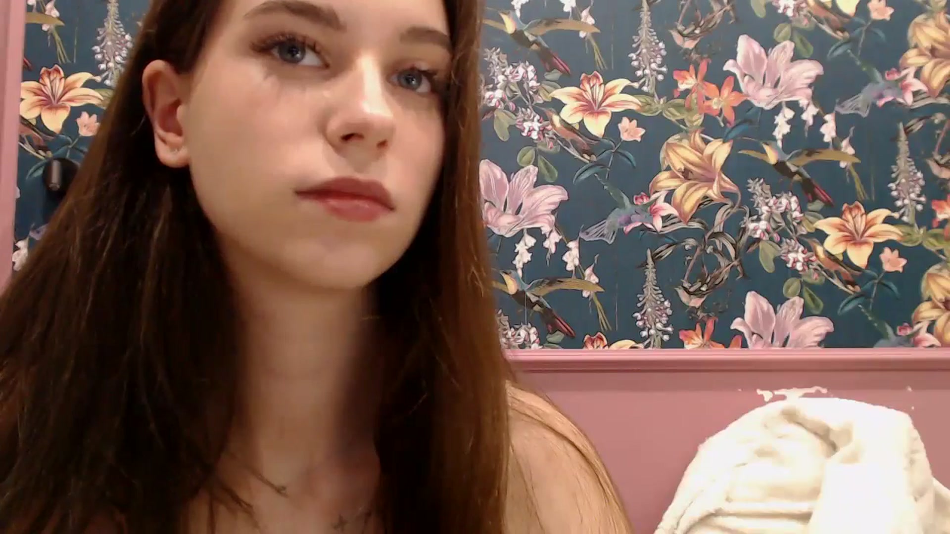 Gallery image thumbnail from ElsieF_'s myfreecams stream on, 05/19/2025, 19:10 image 6 of 20