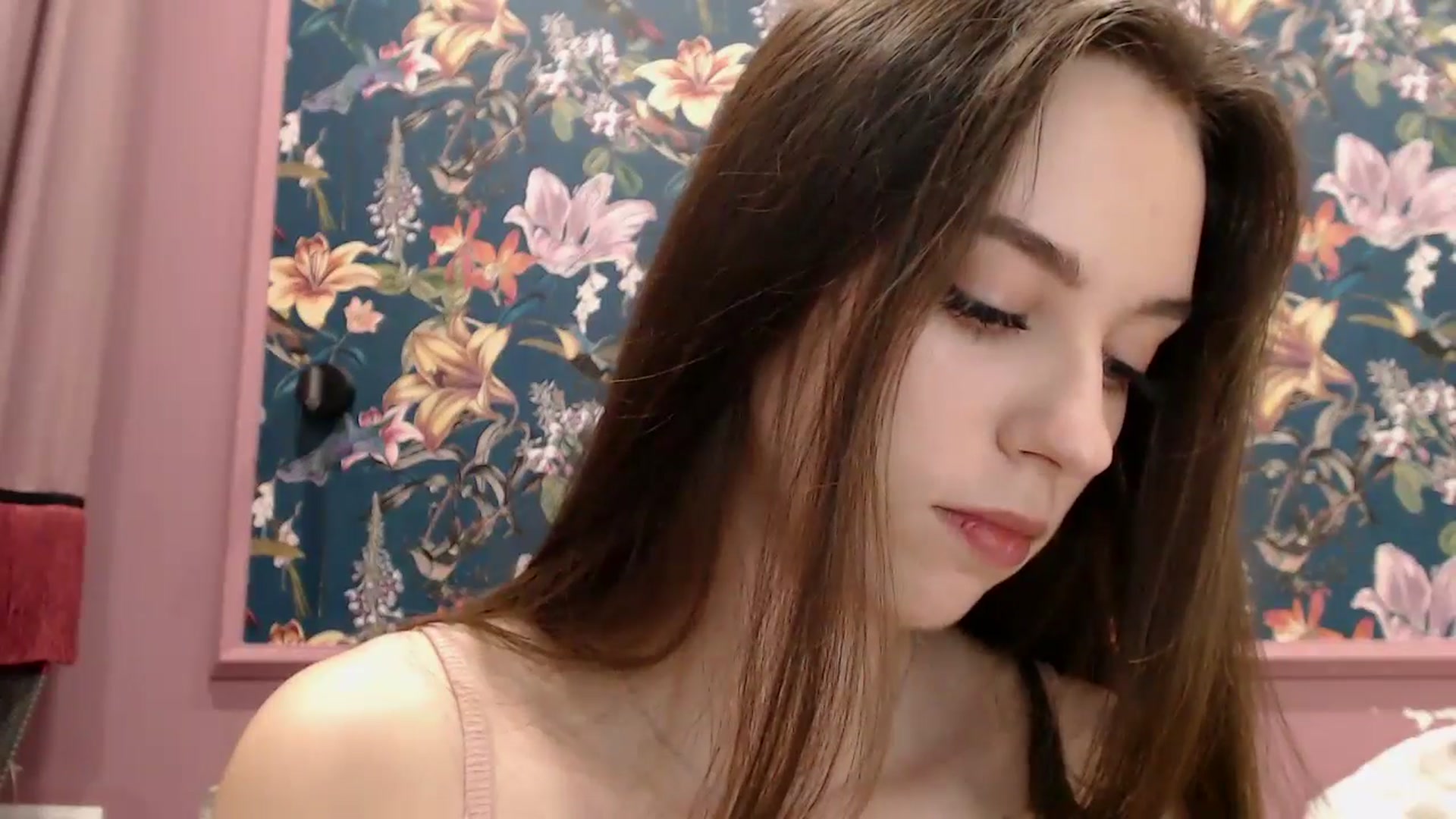 Gallery image thumbnail from ElsieF_'s myfreecams stream on, 05/19/2025, 19:10 image 4 of 20