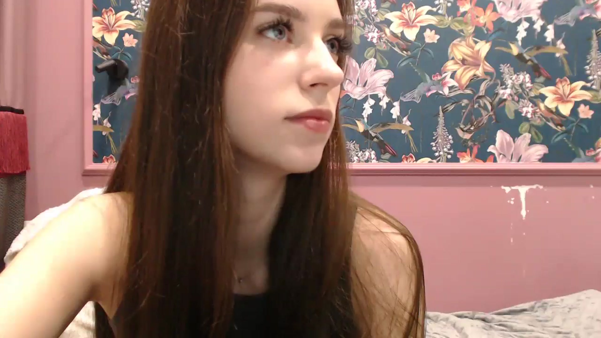 Gallery image thumbnail from ElsieF_'s myfreecams stream on, 05/31/2025, 19:25 image 14 of 20