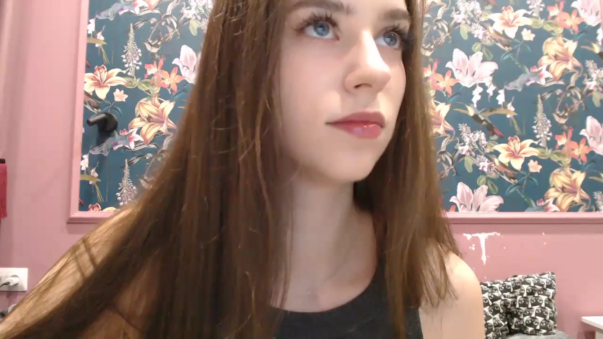 Gallery image thumbnail from ElsieF_'s myfreecams stream on, 06/16/2025, 18:58 image 3 of 20