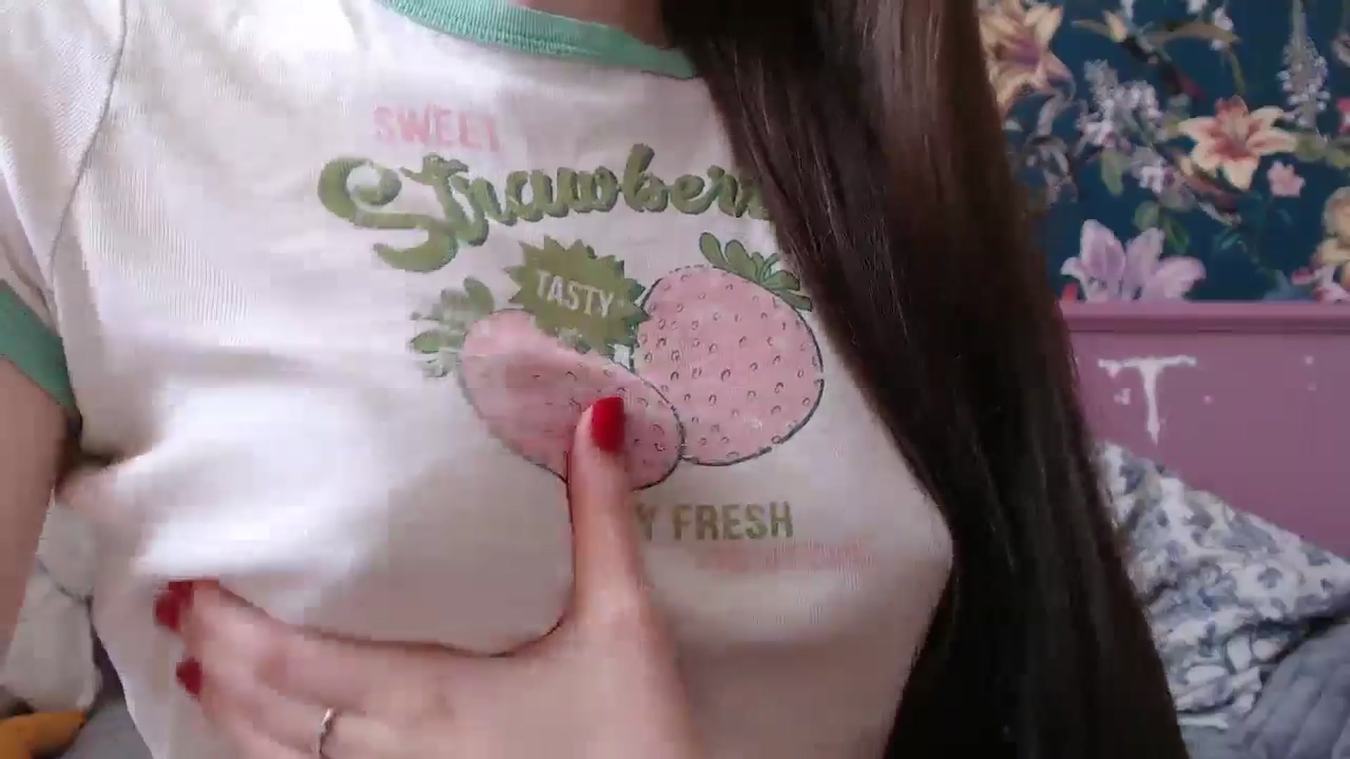 Gallery image thumbnail from ElsieF_'s myfreecams stream on, 07/04/2025, 08:50 image 19 of 20