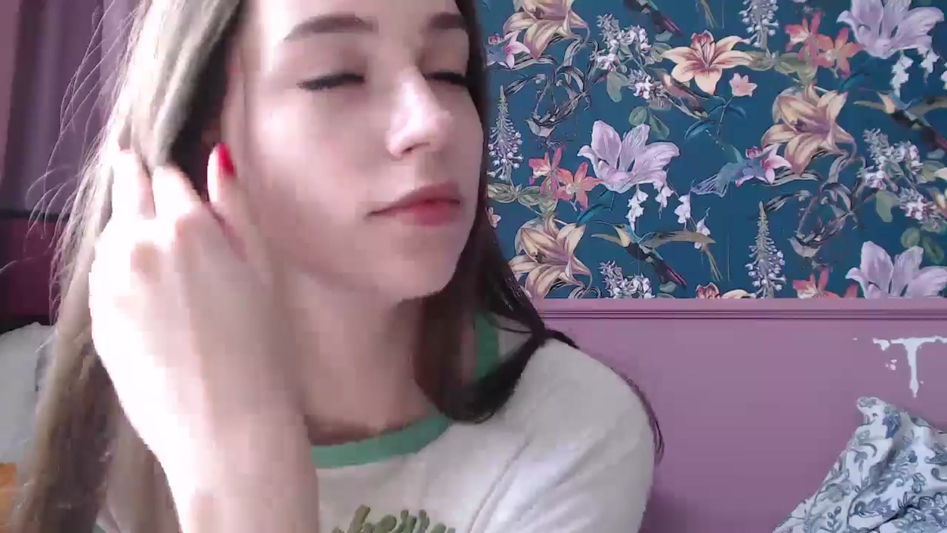 Gallery image thumbnail from ElsieF_'s myfreecams stream on, 07/04/2025, 08:50 image 15 of 20