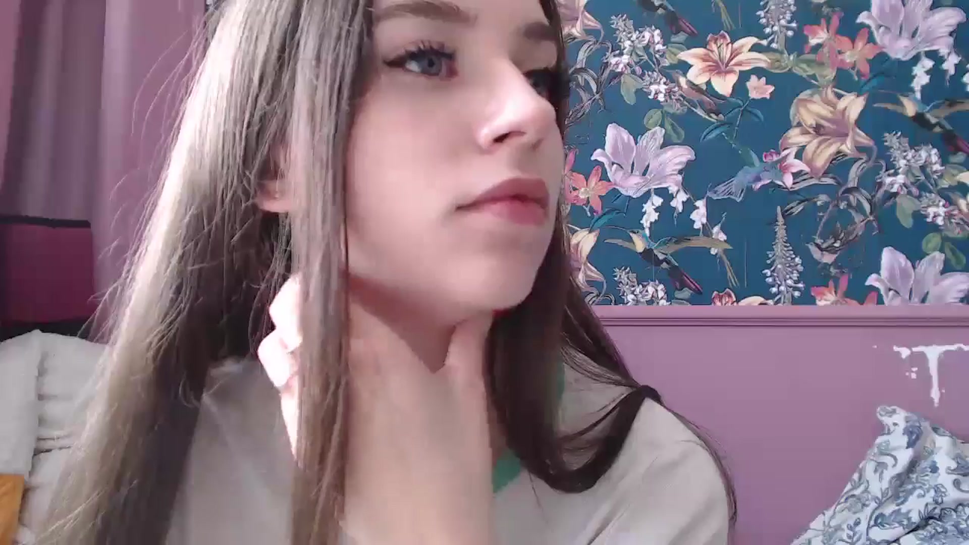 Gallery image thumbnail from ElsieF_'s myfreecams stream on, 07/04/2025, 08:50 image 16 of 20