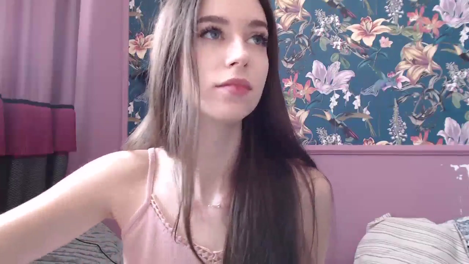 Gallery image thumbnail from ElsieF_'s myfreecams stream on, 07/13/2025, 08:51 image 17 of 20
