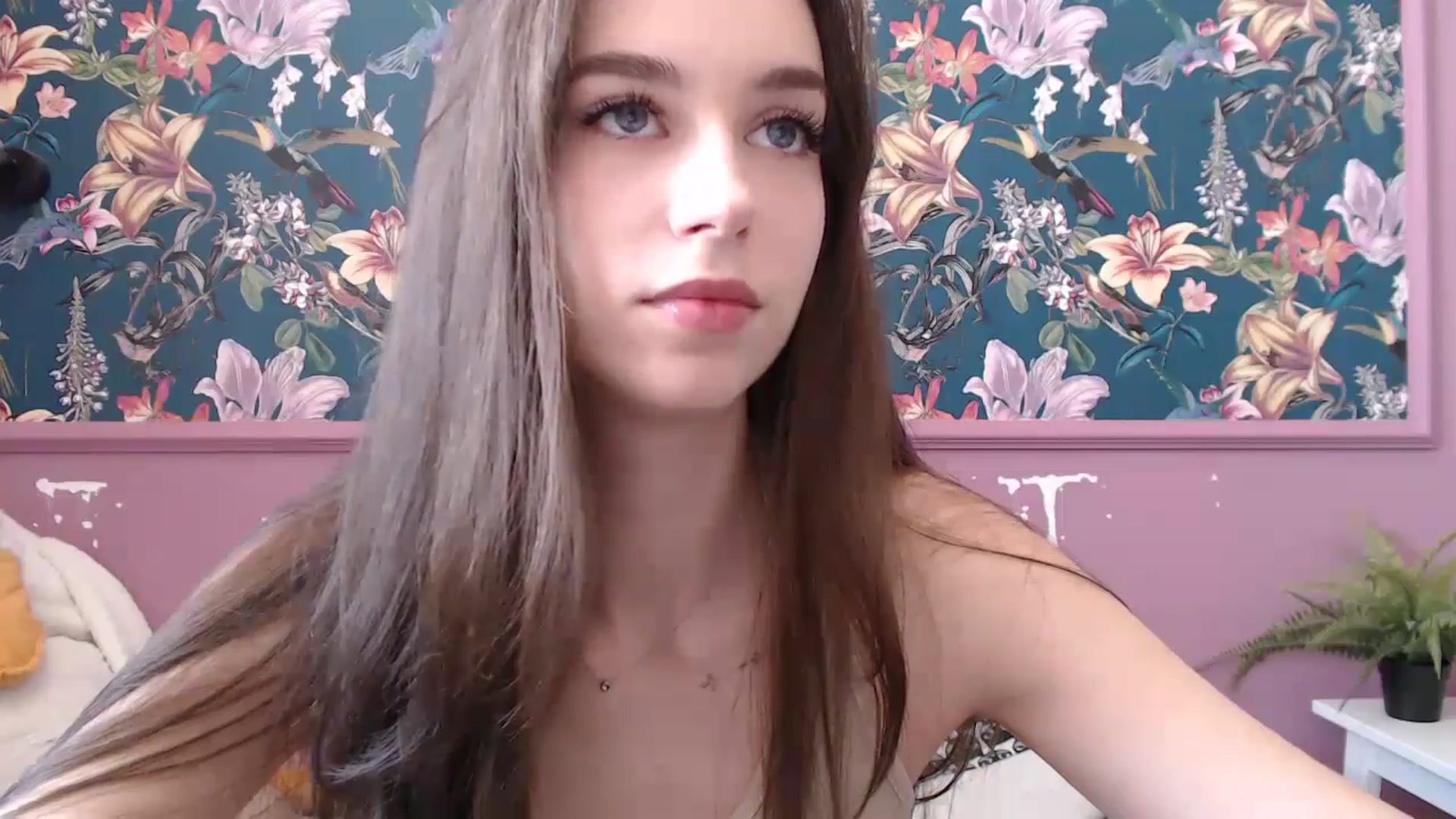 Gallery image thumbnail from ElsieF_'s myfreecams stream on, 08/08/2025, 07:35 image 2 of 20