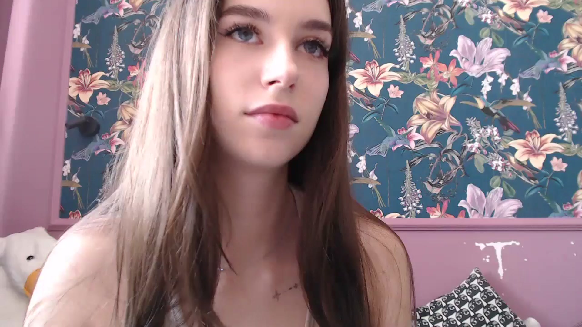 Gallery image thumbnail from ElsieF_'s myfreecams stream on, 08/08/2025, 08:20 image 11 of 20