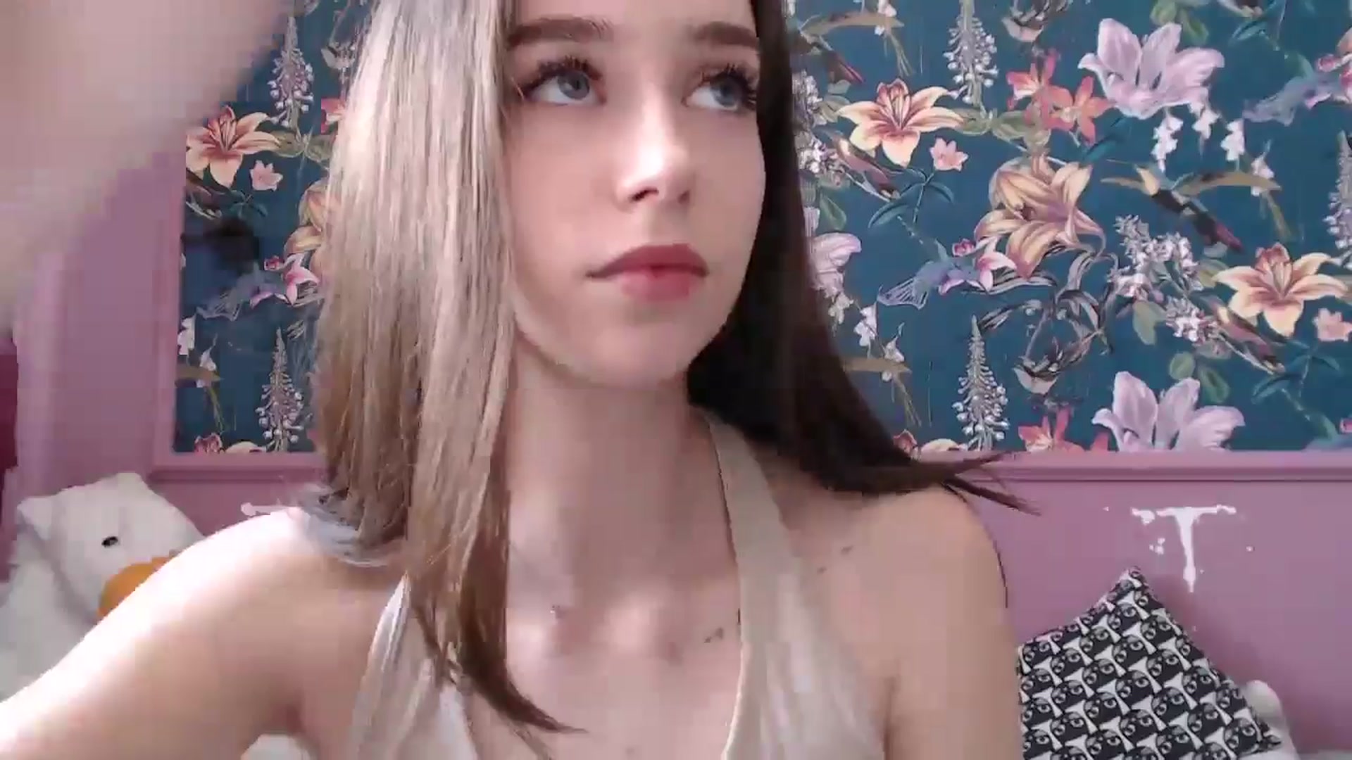 Gallery image thumbnail from ElsieF_'s myfreecams stream on, 08/08/2025, 08:20 image 13 of 20