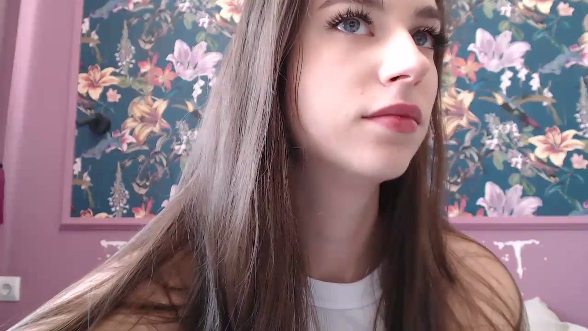 Gallery image thumbnail from ElsieF_'s myfreecams stream on, 08/09/2025, 08:03 image 6 of 20