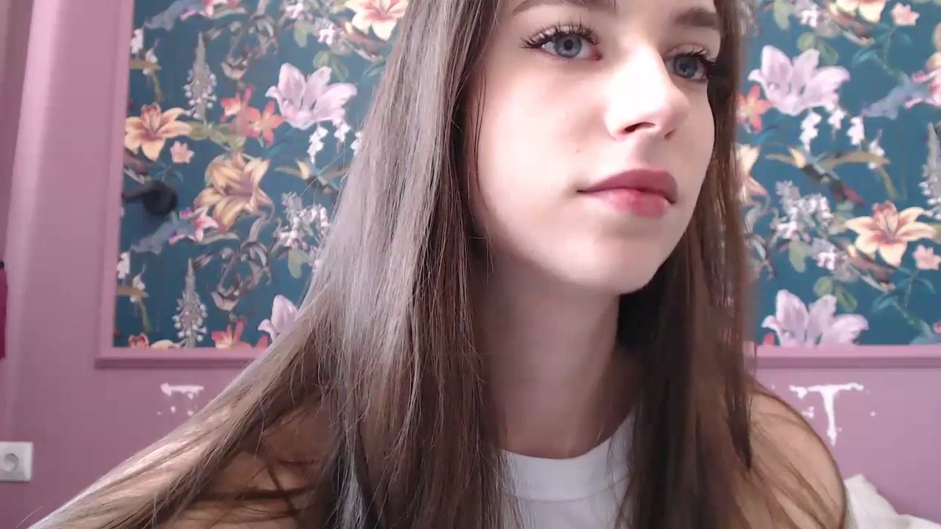 Gallery image thumbnail from ElsieF_'s myfreecams stream on, 08/09/2025, 08:03 image 7 of 20