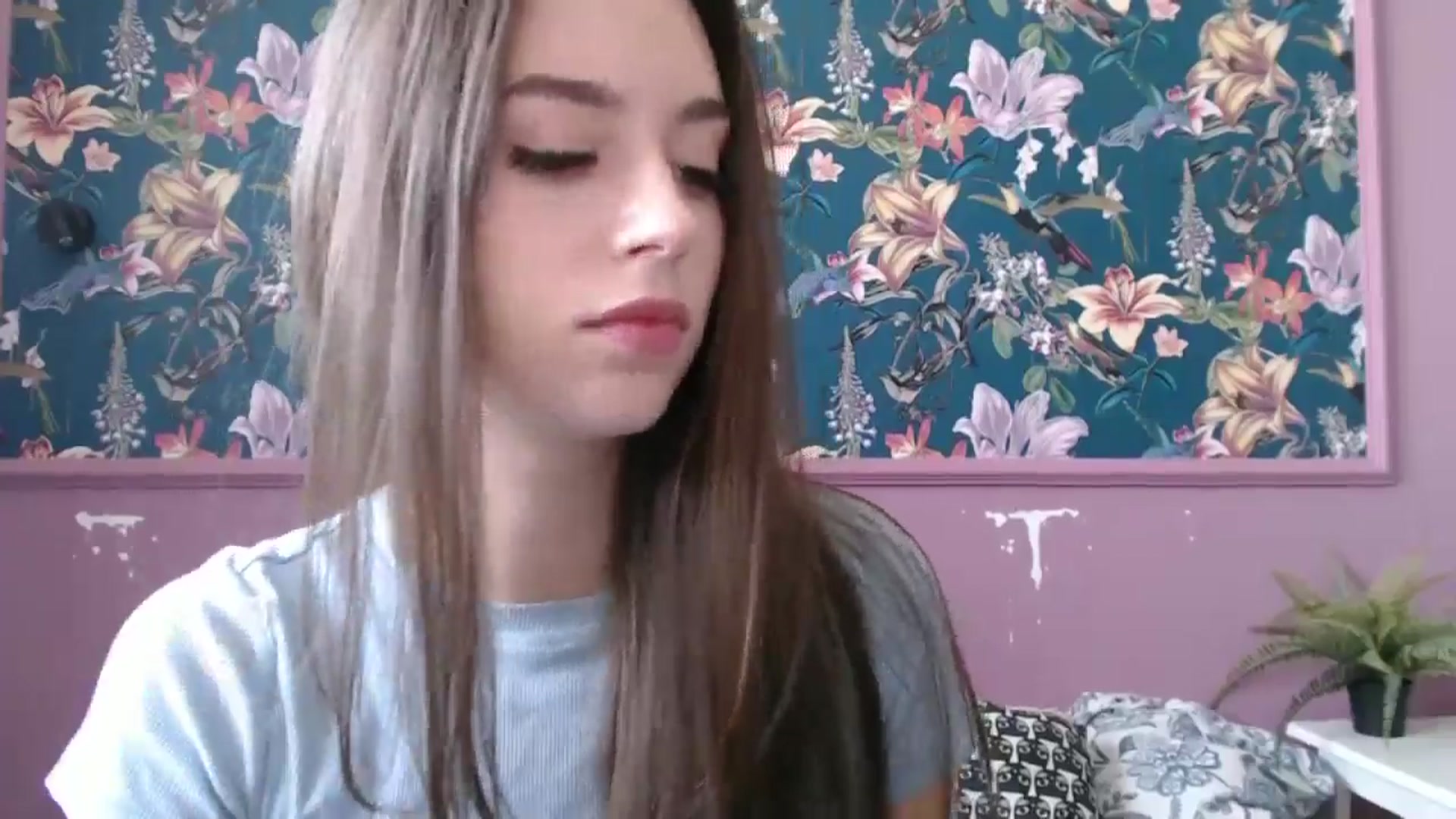 Gallery image thumbnail from ElsieF_'s myfreecams stream on, 10/04/2025, 09:00 image 8 of 20