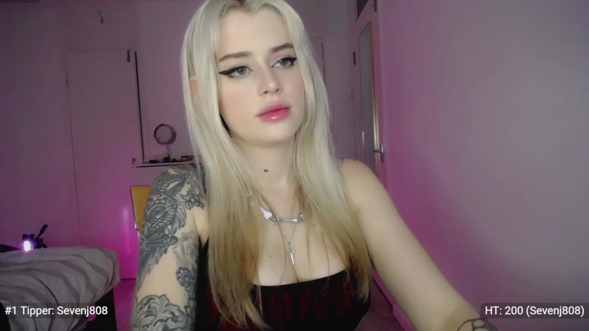Gallery image thumbnail from Elsie_Marina's myfreecams stream on, 11/19/2022, 03:11 image 16 of 20