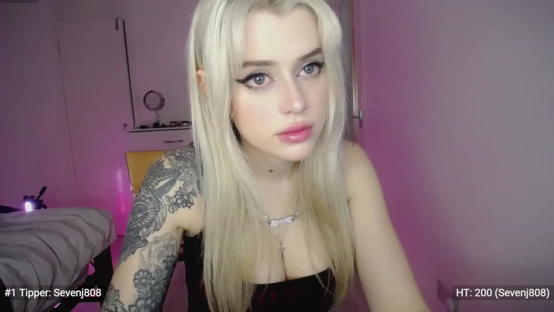 Gallery image thumbnail from Elsie_Marina's myfreecams stream on, 11/19/2022, 03:11 image 17 of 20